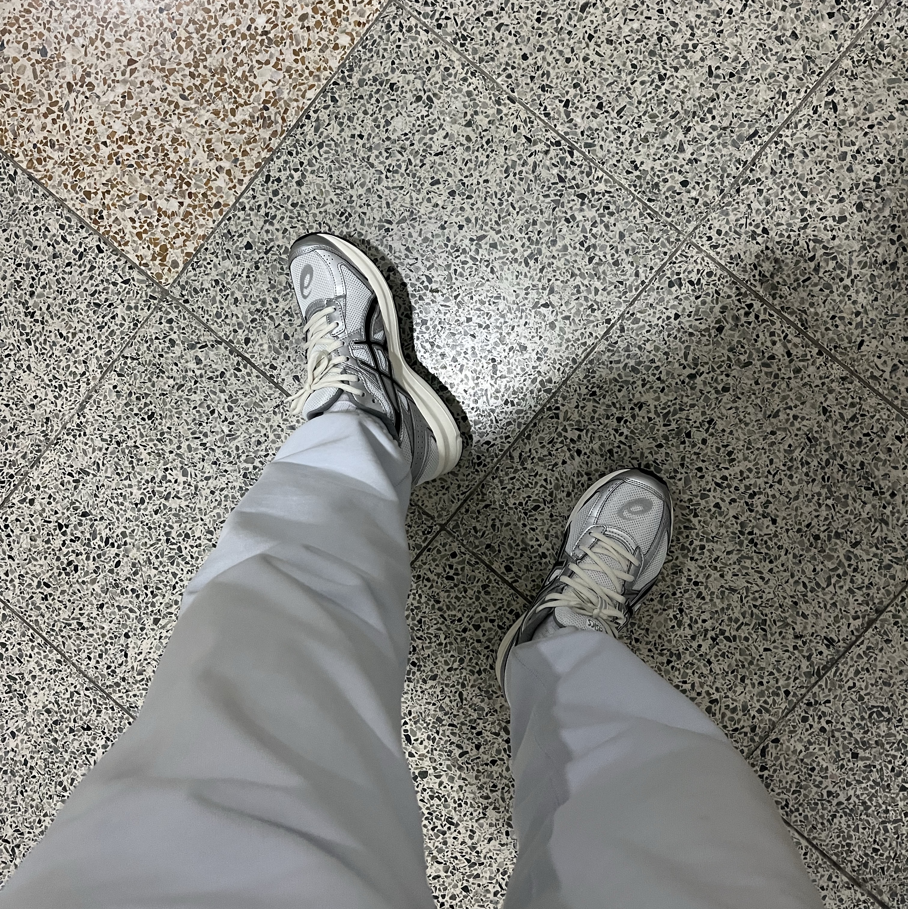 Asics Jog 100 S White Black - 2E Wide 착용 스타일 - 1