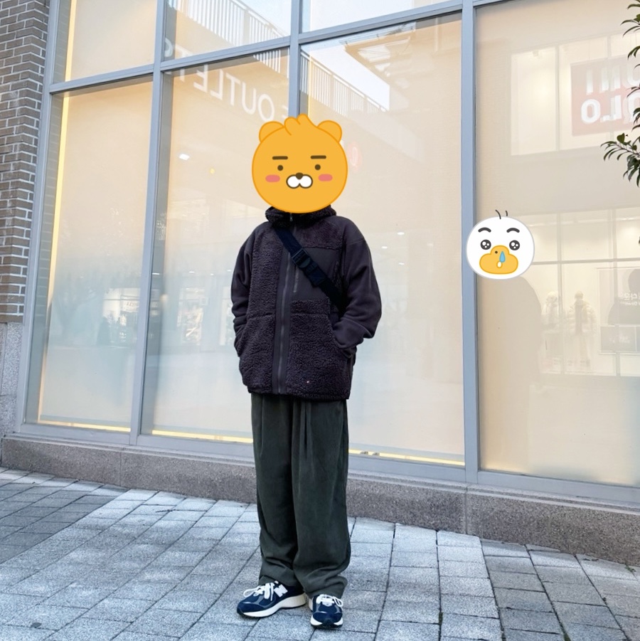 Uniqlo x White Mountaineering Fleece Full Zip Parka Dark Brown, COS Nylon Crossbody Saddle Bag Black 착용 스타일