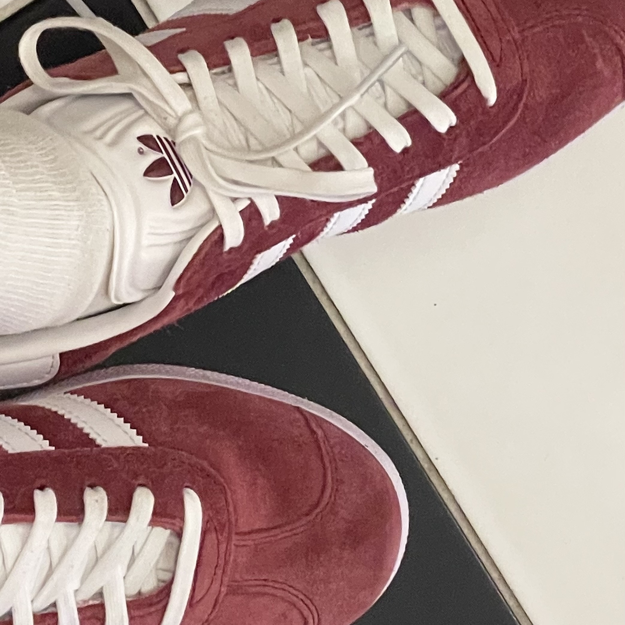 Adidas Gazelle Collegiate Burgundy 착용 스타일