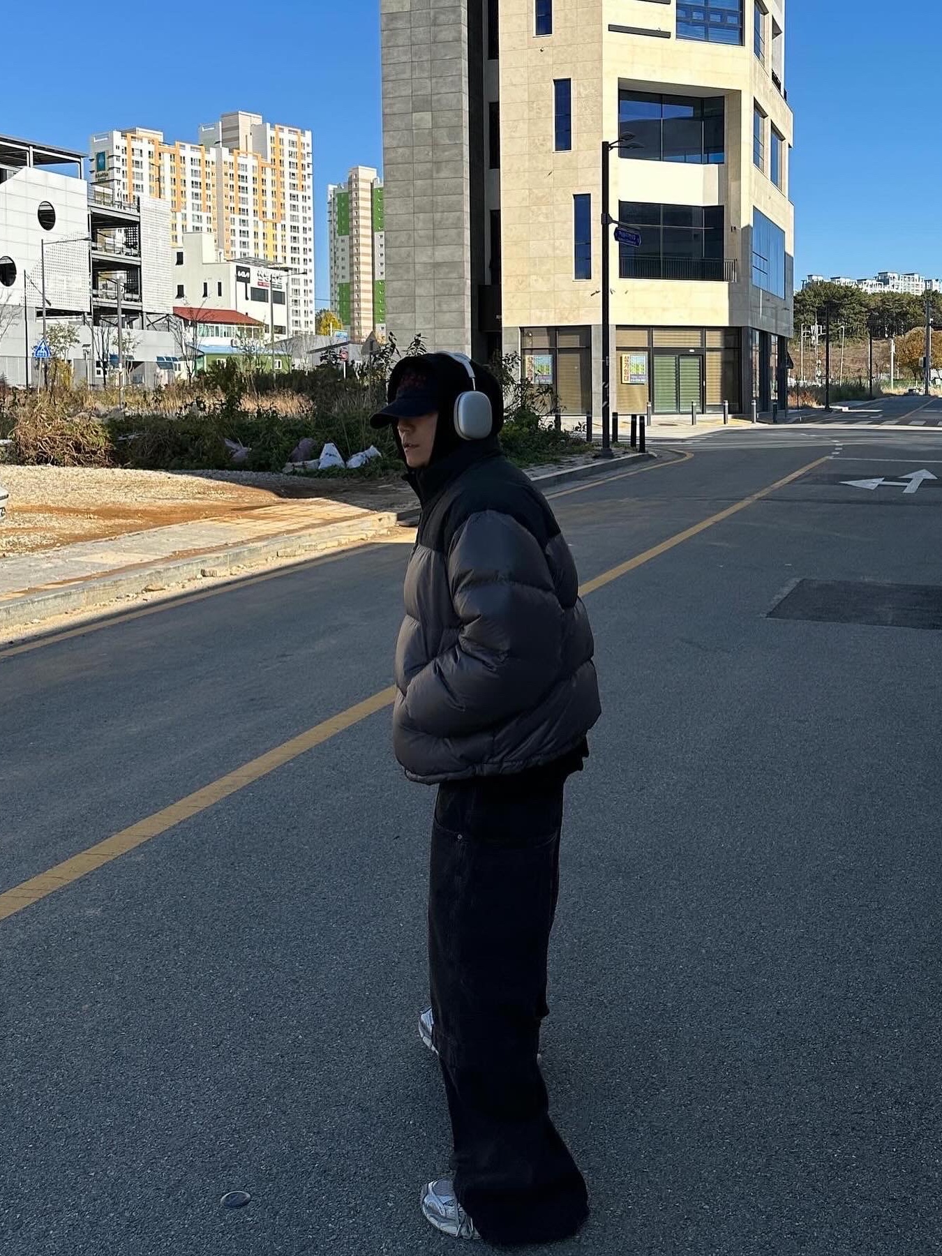 Balenciaga 3XL Sneakers Light Beige, Apple AirPods Max Lightning Silver (Korean Ver.) 착용 스타일 - 1