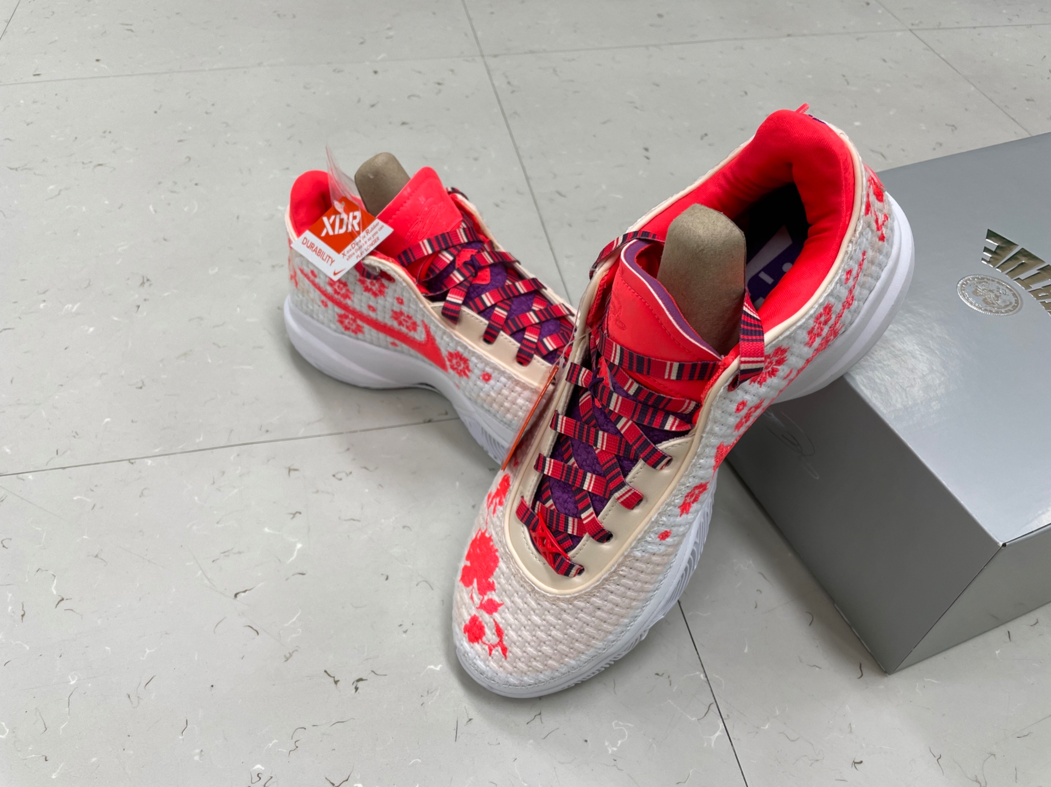 Nike LeBron XX PRM EP Guava Ice Bordeaux, Nike Air Force 1 '07 Low White 착용 스타일 - 1
