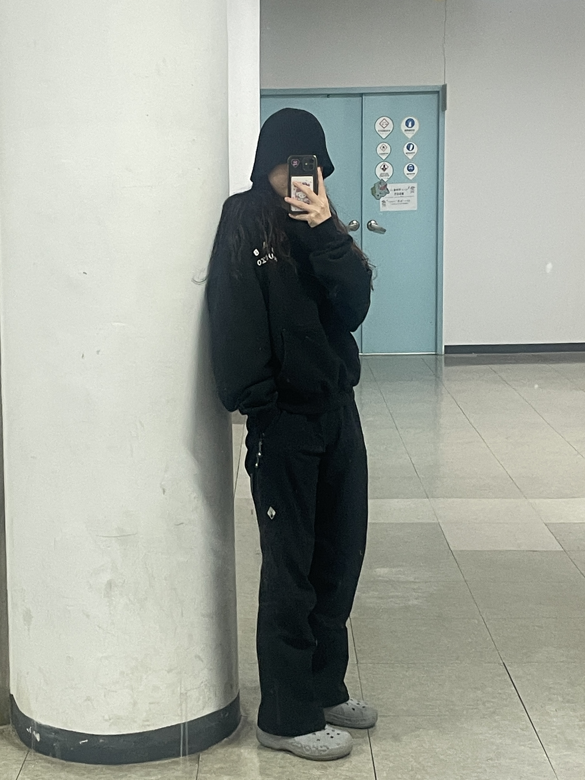 IAB Studio Hoodie Black White 착용 스타일