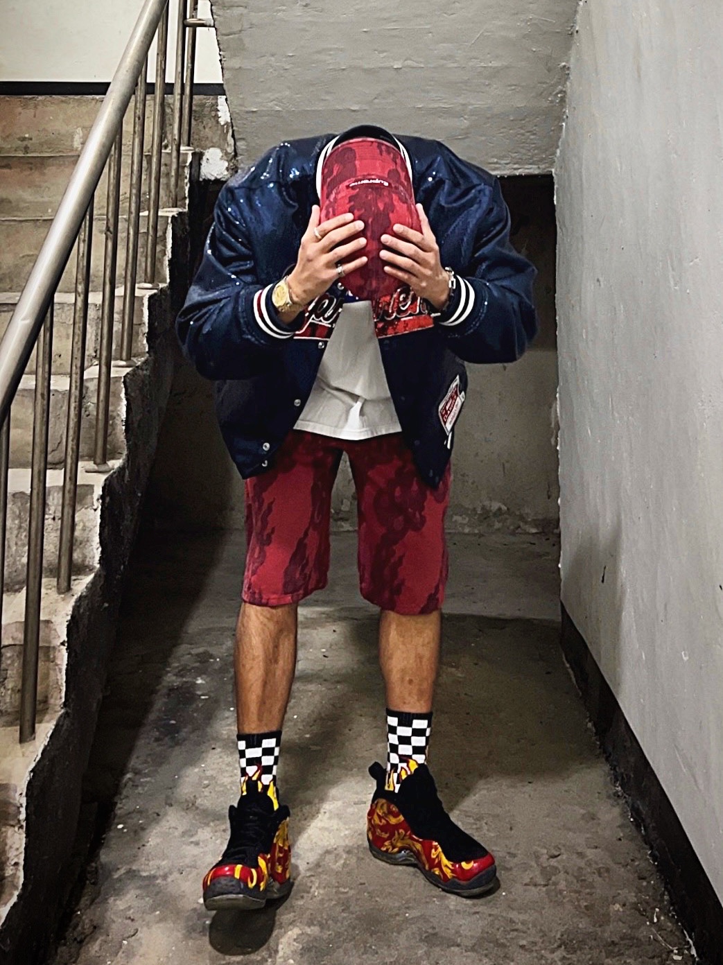 Supreme Flames Jacquard Denim Camp Cap Washed Red - 23SS, Supreme Flames Jacquard Baggy Denim Shorts Washed Red - 23SS 착용 스타일 - 1