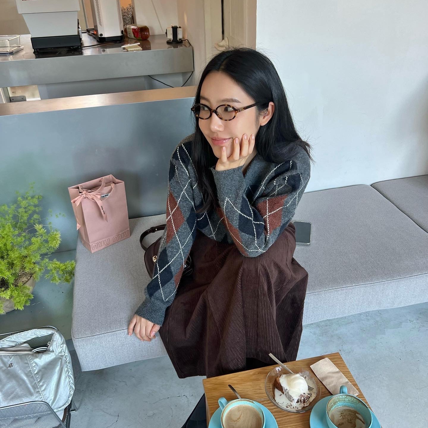 (W) Miu Miu Regard sunglasses Blue Lenses Honey Tortoiseshell Acetate Alternative fit 착용 스타일 - 3