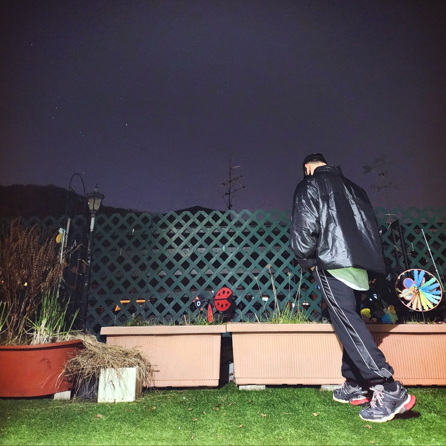 Yeezy Gap Engineered By Balenciaga Mock Neck Pullover Puffer Black, Balenciaga Track Sneakers Black Red 2019 착용 스타일 - 2