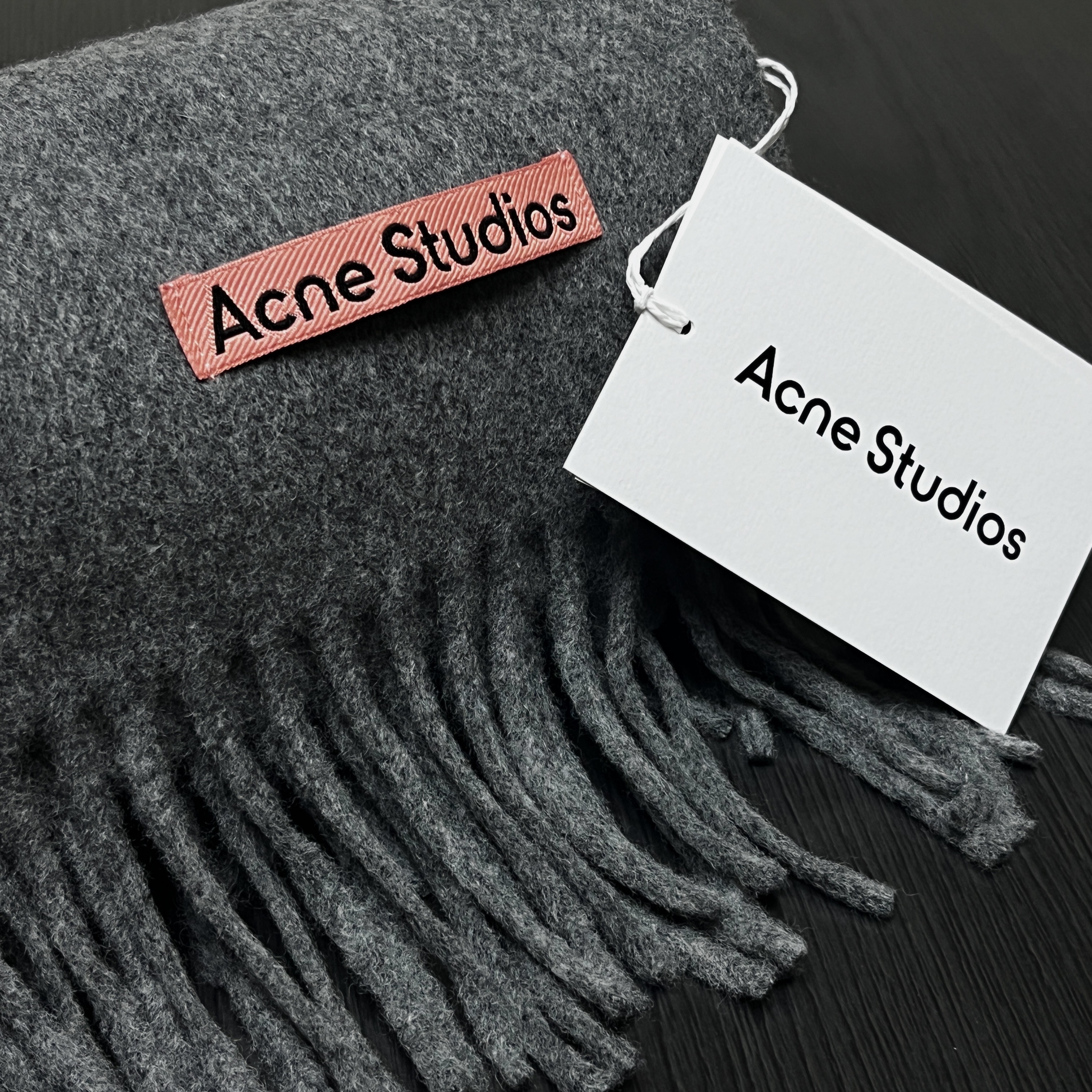 Acne Studios Narrow Wool Fringe Muffler Grey Melange 착용 스타일