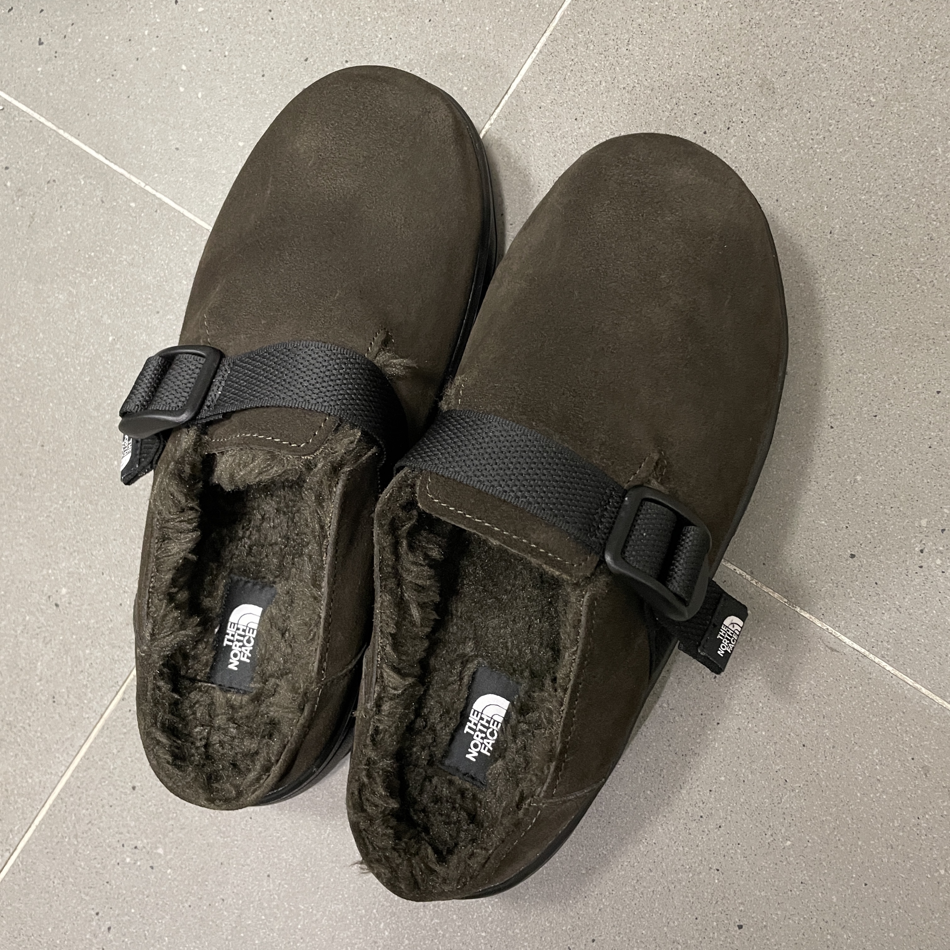 The North Face Buckle Mule Dark Brown 착용 스타일 - 1
