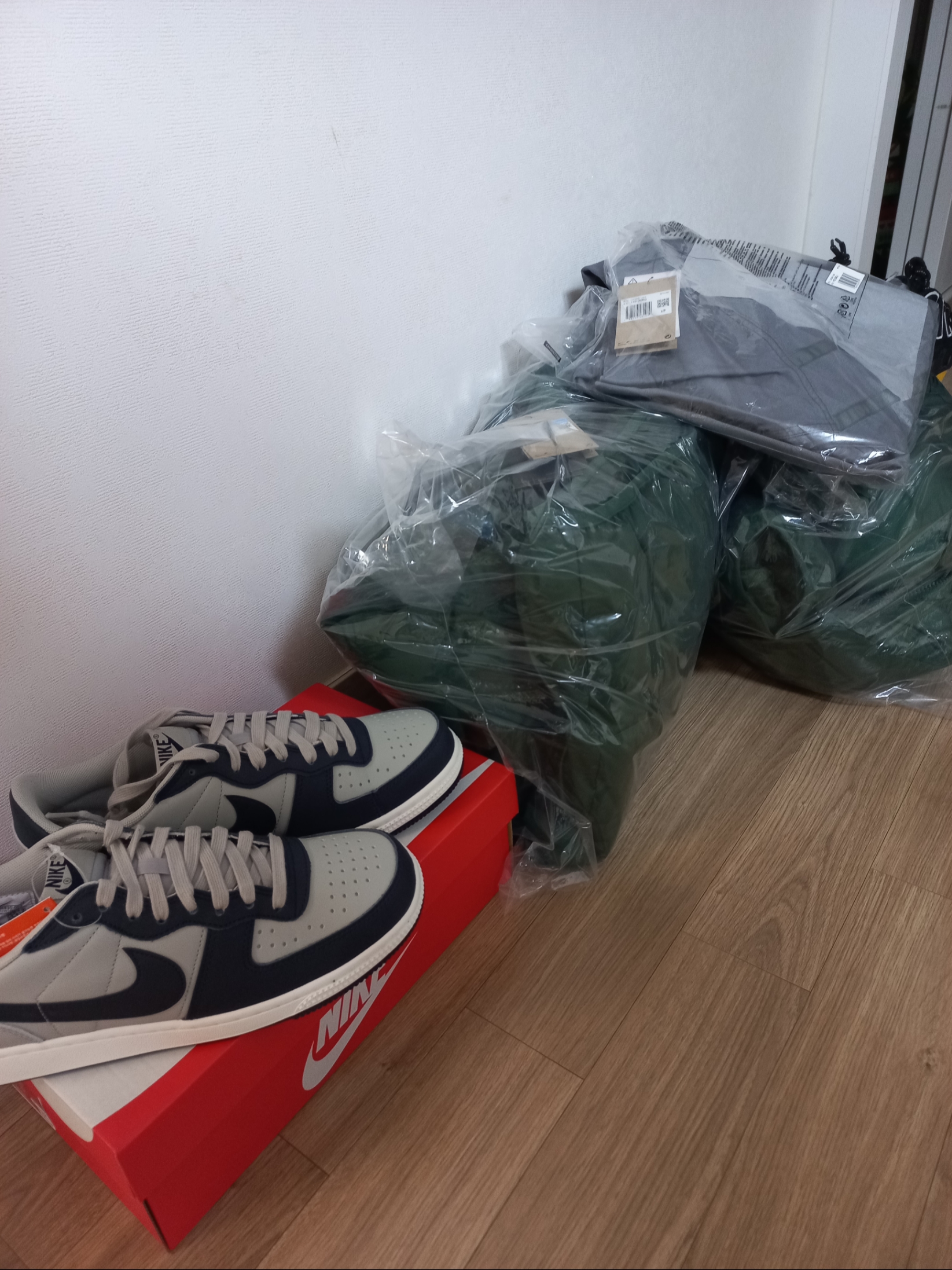 Nike NSW Puffer Jacket Fir - Asia, Nike Windrunner Canvas Jacket Smoke Grey - Asia 착용 스타일