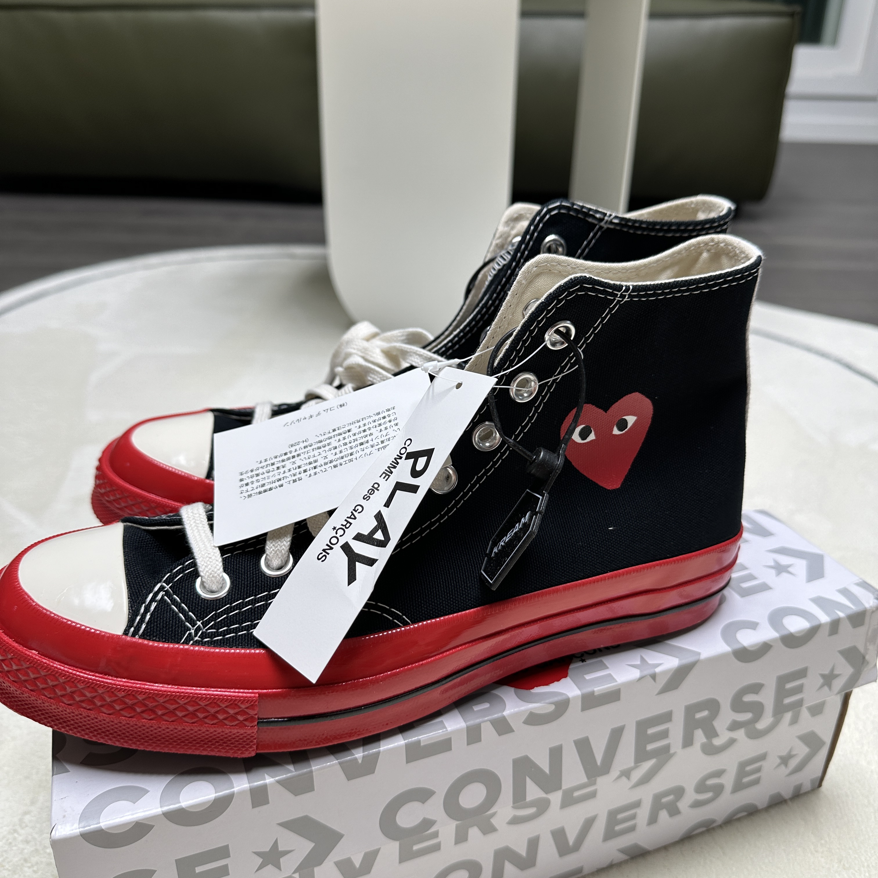 Converse x Play Comme des Garcons Chuck 70 Hi Black 착용 스타일 - 3