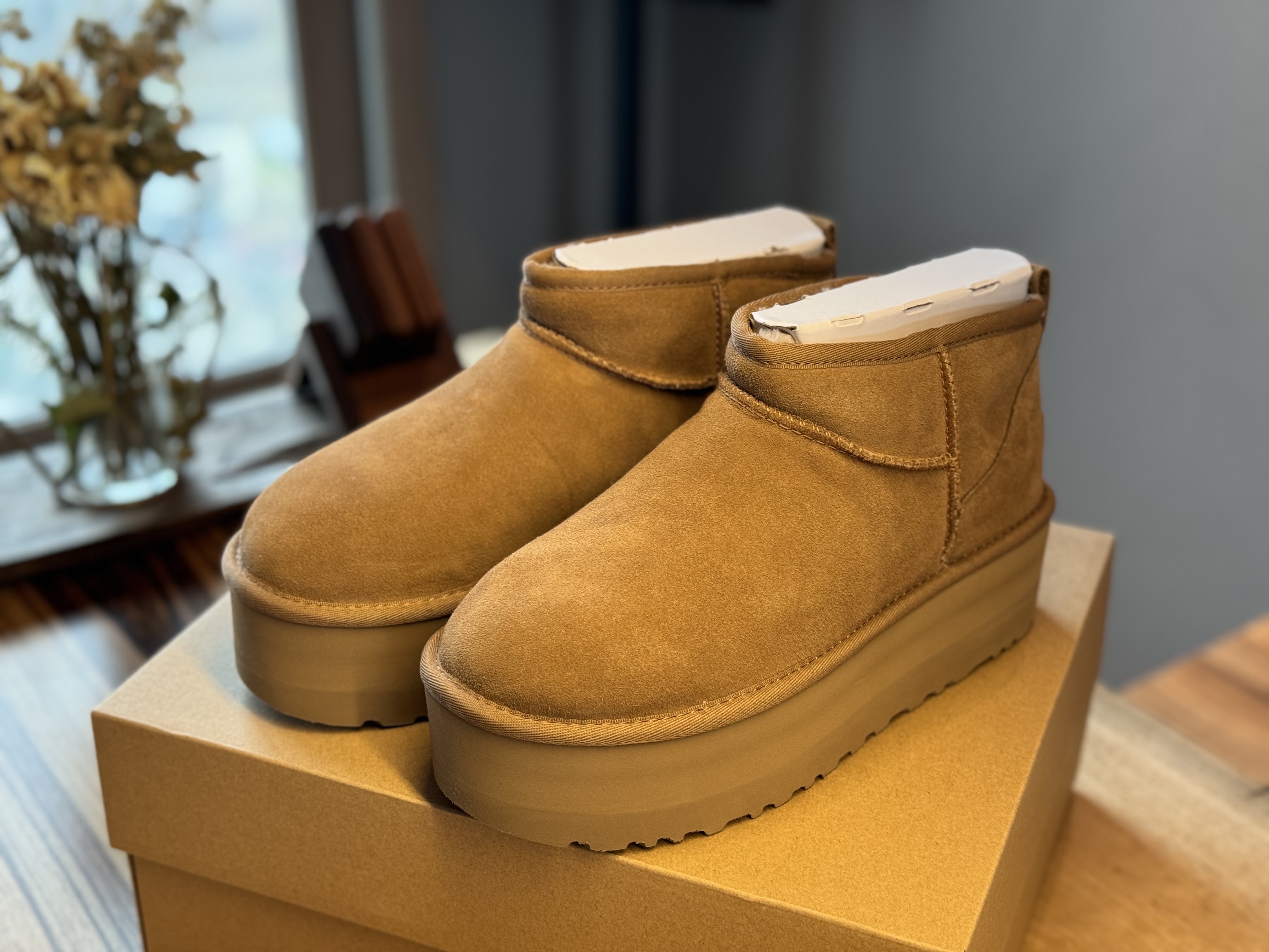 (W) UGG Classic Ultra Mini Platform Boots Chestnut 착용 스타일 - 1