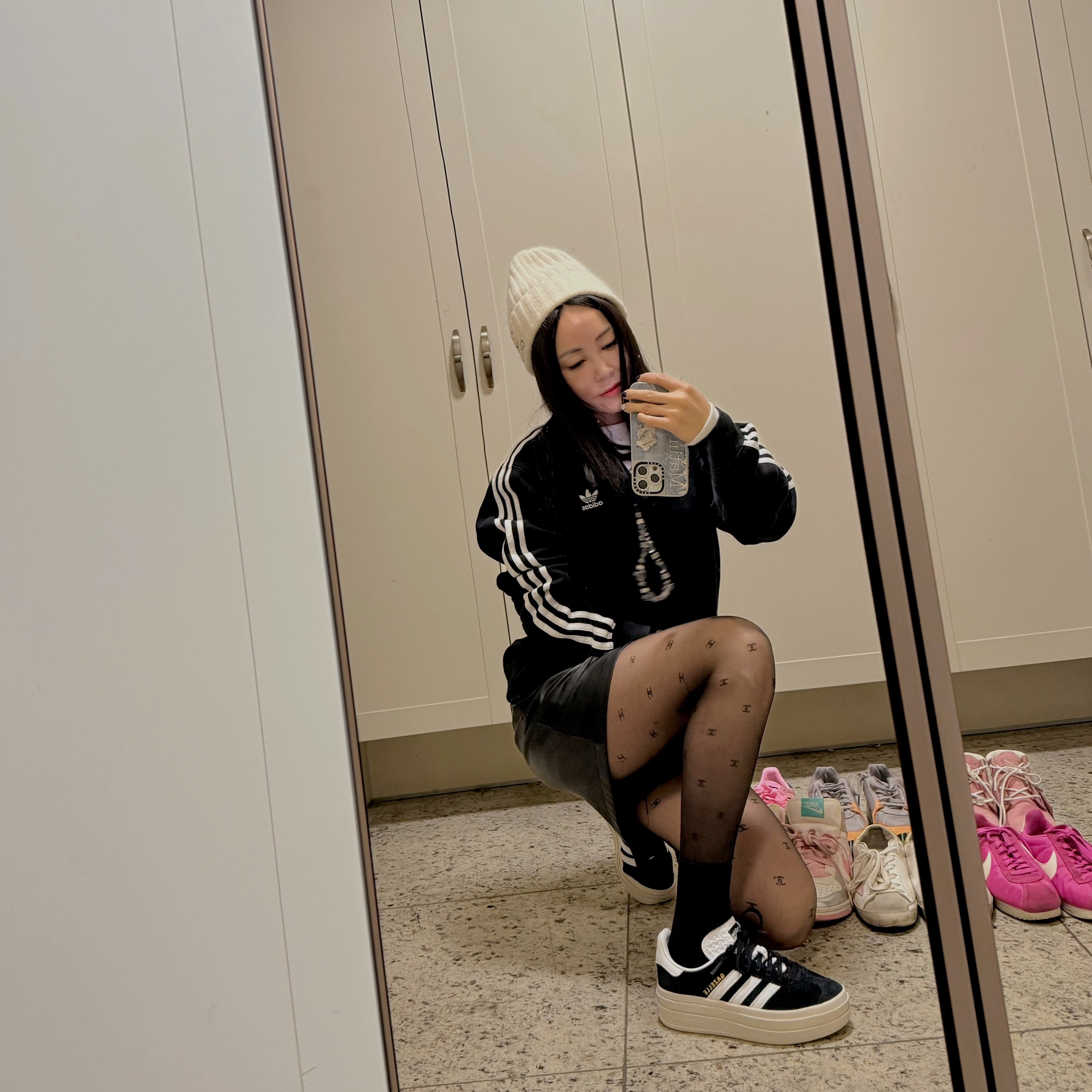 (W) Adidas Gazelle Bold Core Black Cloud White, (W) Adidas Gazelle Bold Pink Glow Victory Blue 착용 스타일 - 1