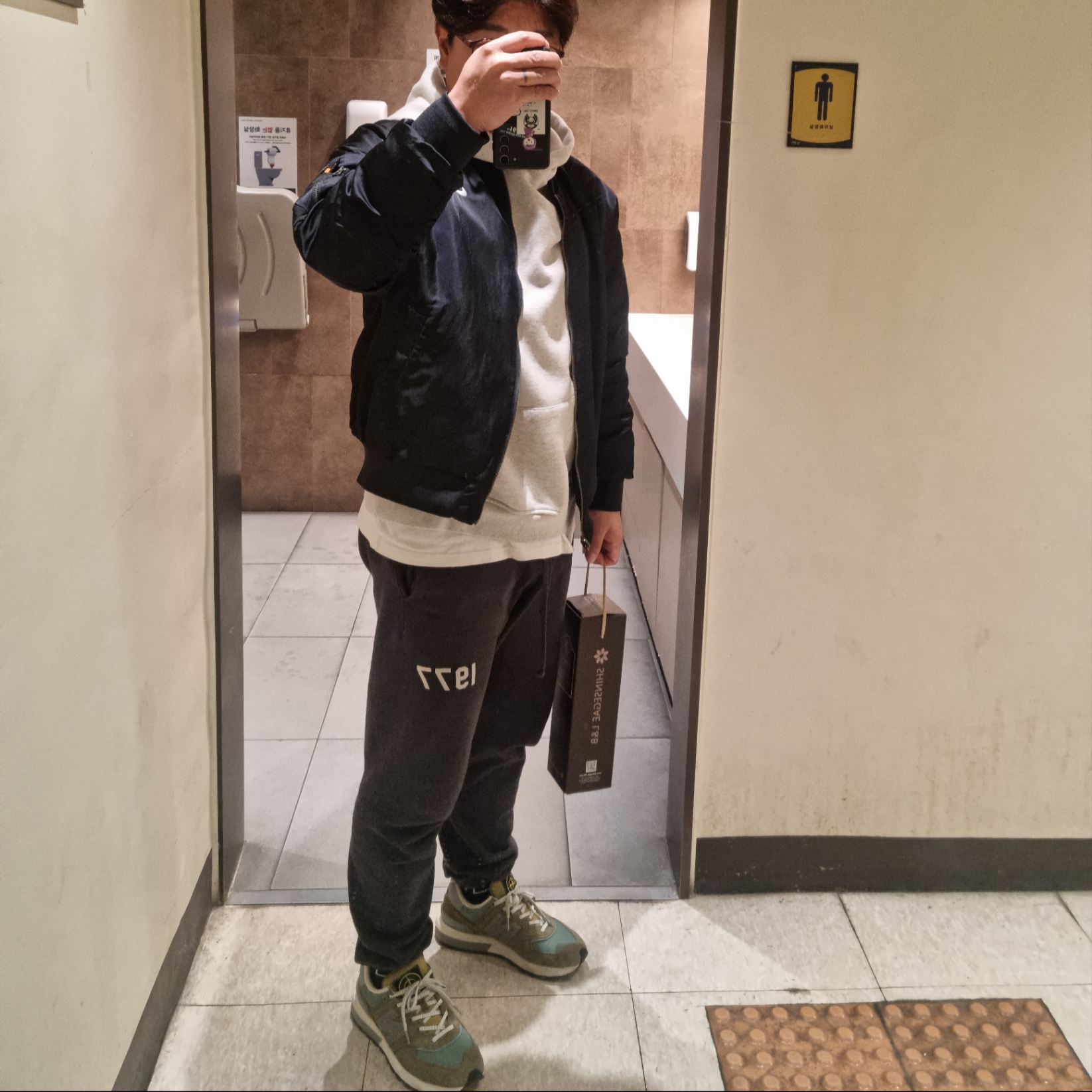 Essentials 1977 Sweatpants Iron - 22SS, Essentials Pull-Over Hoodie Oatmeal - 21SS 착용 스타일