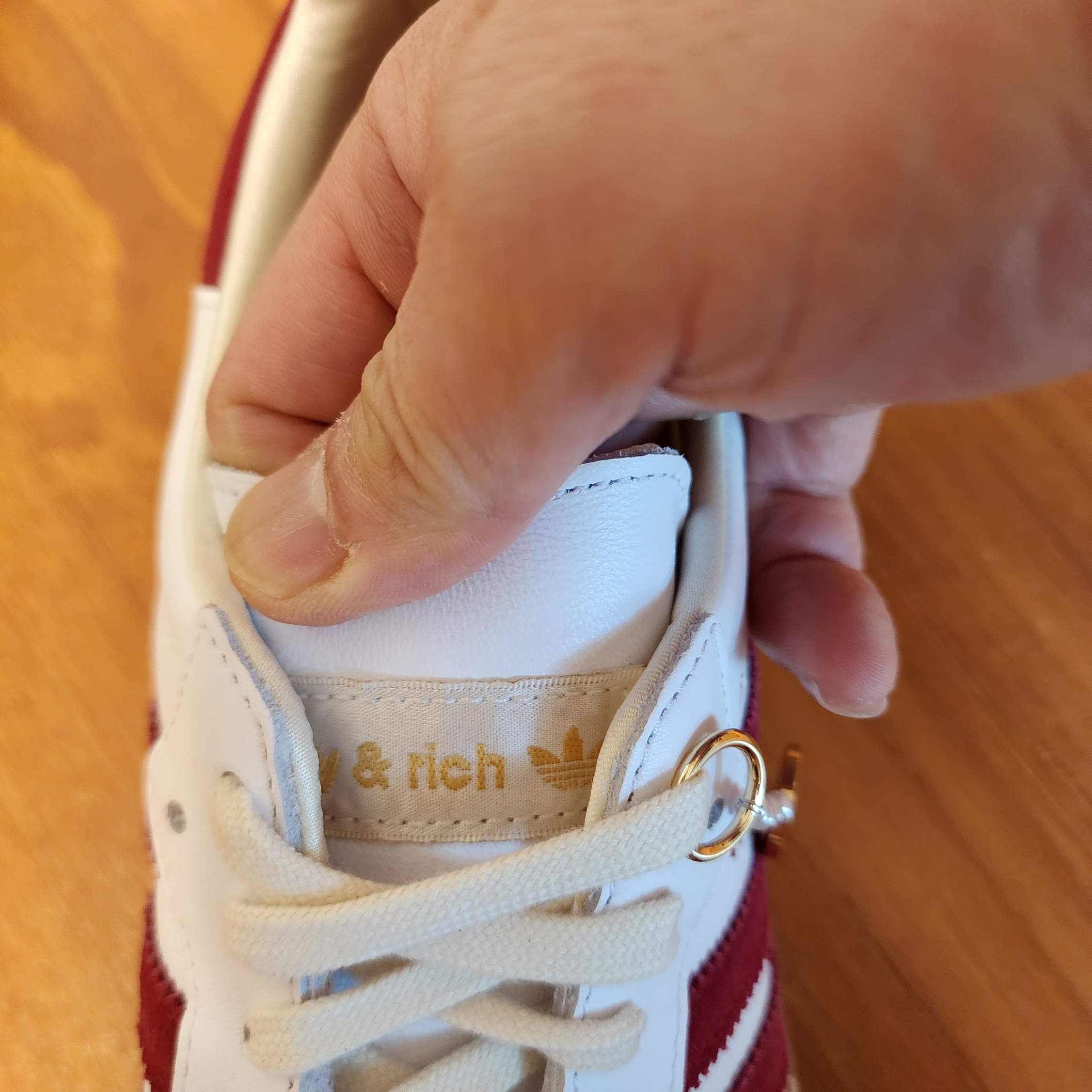Adidas x Sporty & Rich Samba OG Cloud White Collegiate Burgundy 착용 스타일 - 5