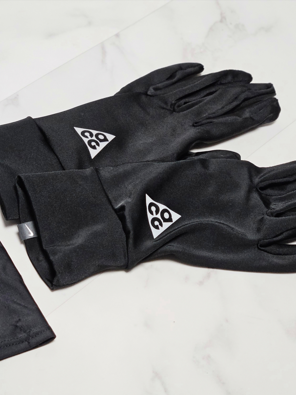 Nike ACG Dri-Fit Lightweight Gloves Black Silver 착용 스타일 - 5