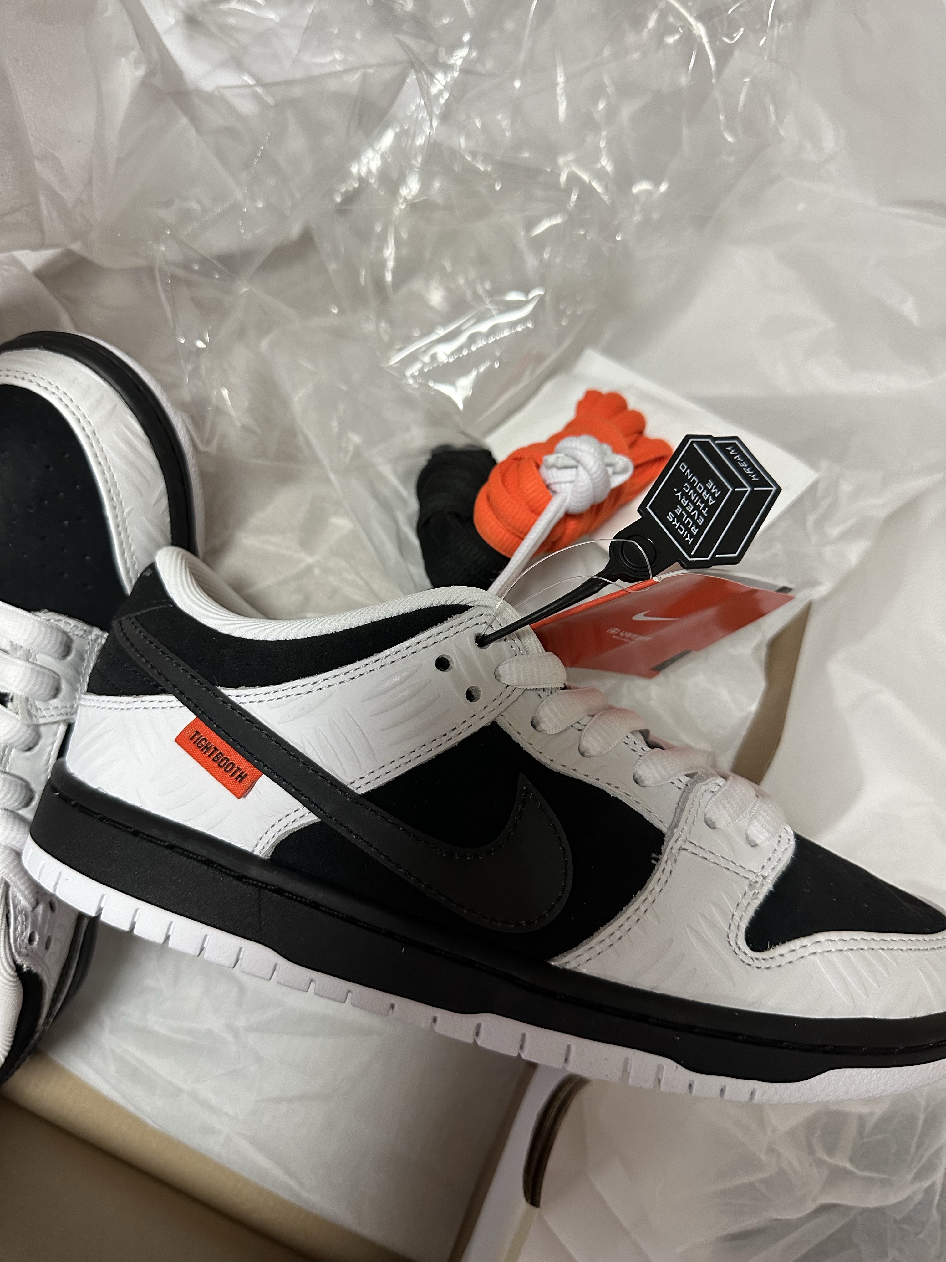 Nike x Tightbooth SB Dunk Low Pro Black and White 착용 스타일 - 3