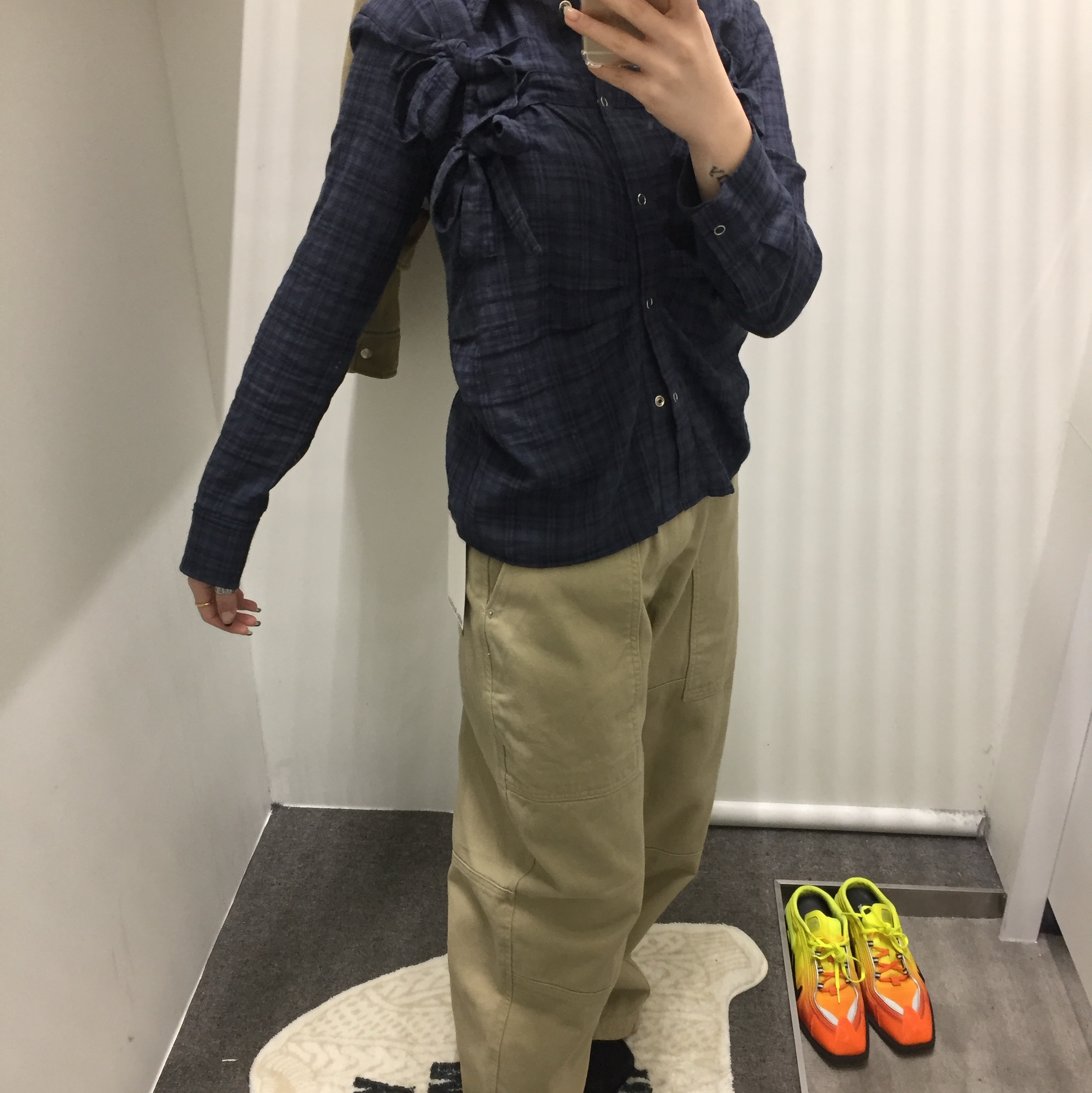 Nike x Martine Rose Shox MR4 Safety Orange 착용 스타일 - 3