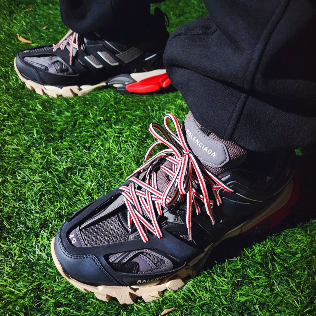 Yeezy Gap Engineered By Balenciaga Mock Neck Pullover Puffer Black, Balenciaga Track Sneakers Black Red 2019 착용 스타일 - 5