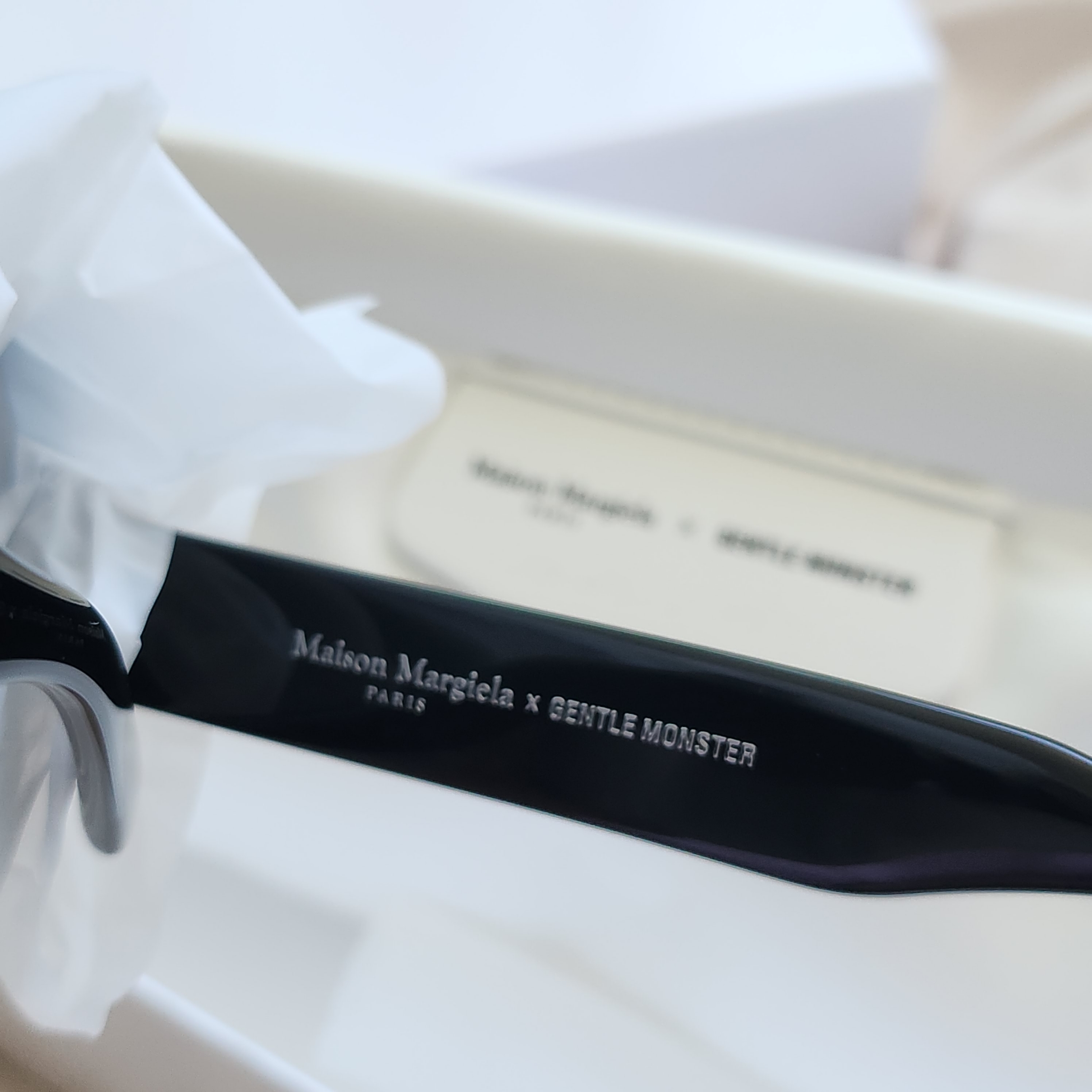 Gentle Monster x Maison Margiela MM008 Black Black 착용 스타일 - 5
