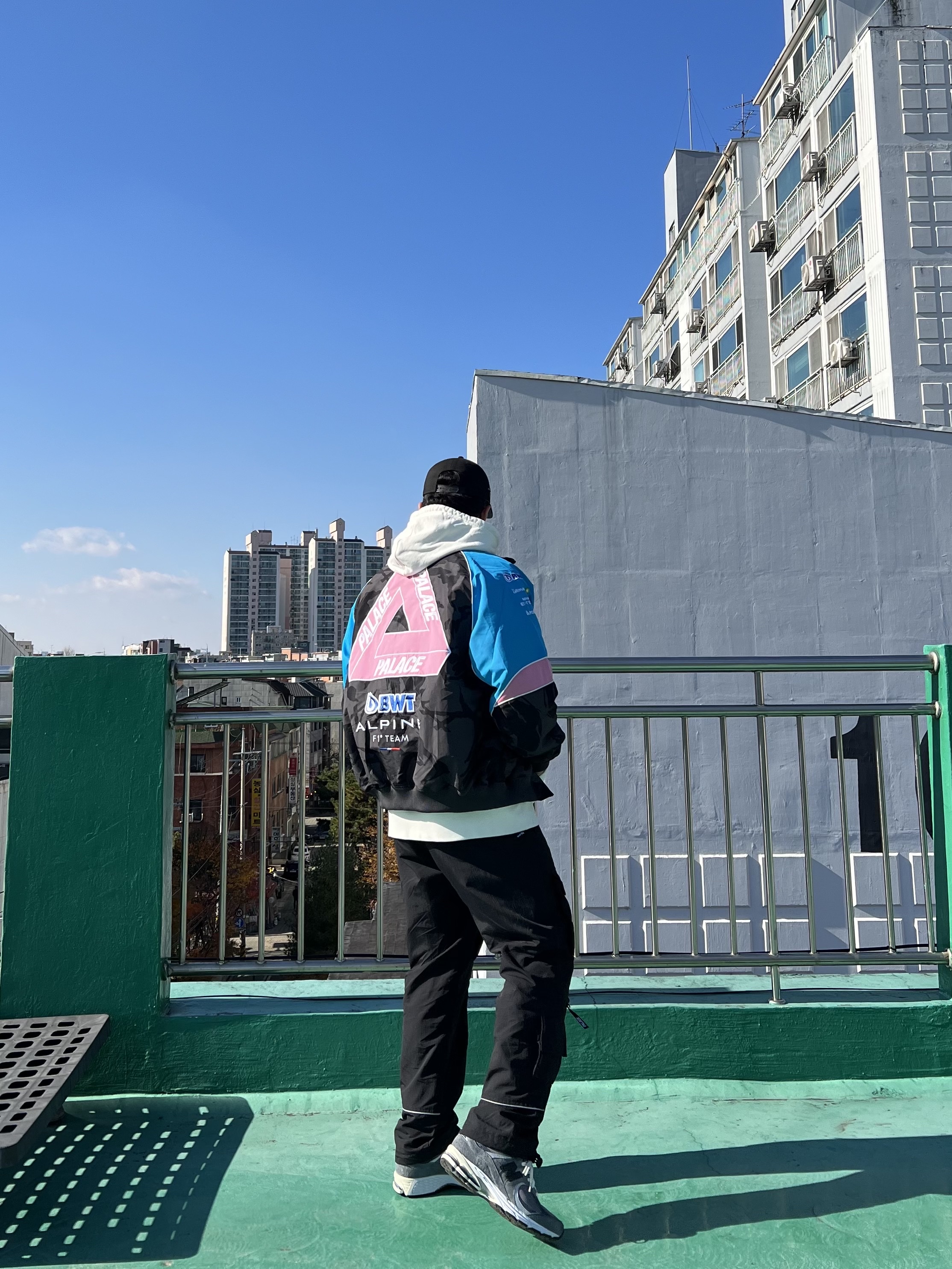 Palace New Era Low Profile P 9Fifty Black - 23FW, Palace Reacto Tri-Ferg Hood White - 23SS 착용 스타일 - 2