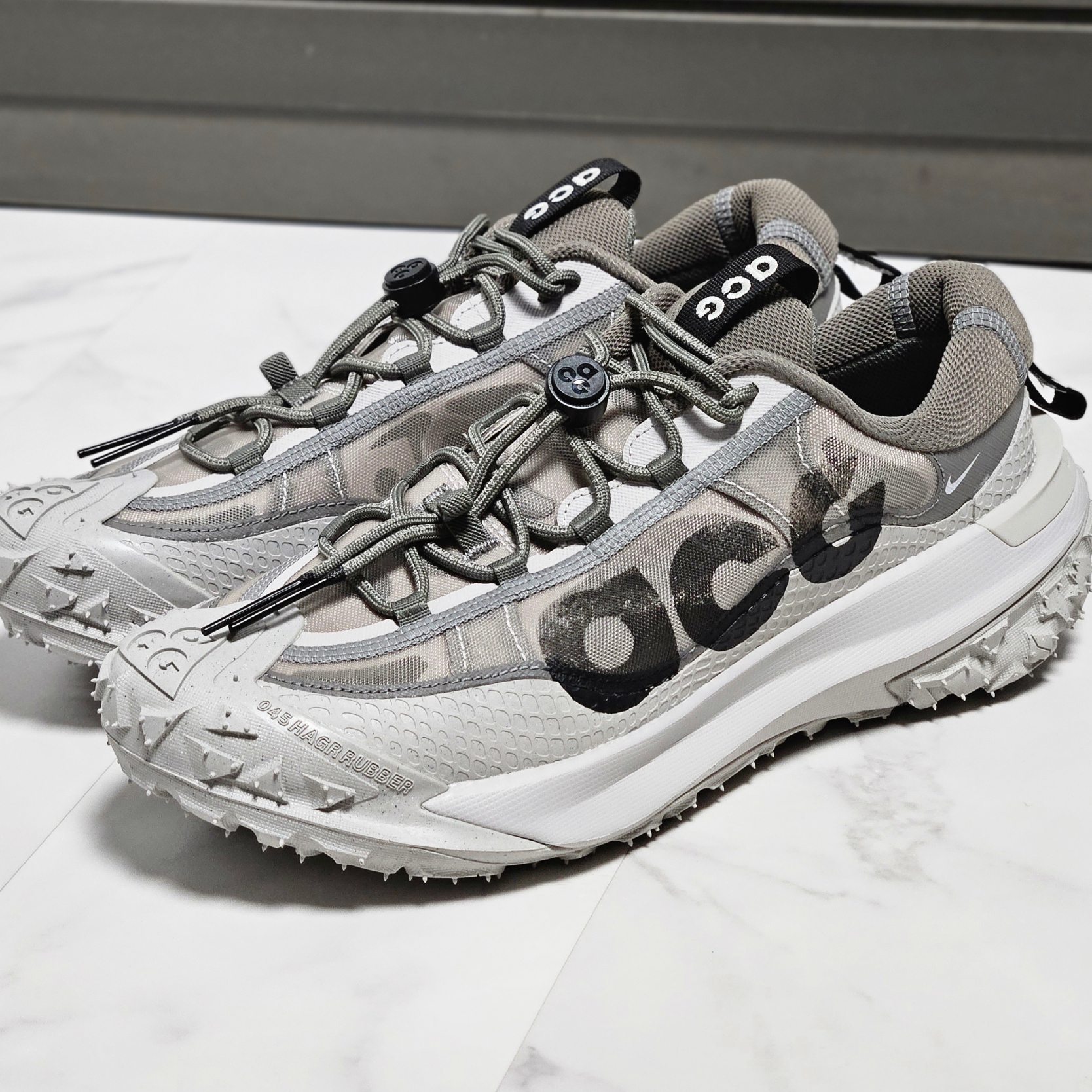 Nike ACG Mountain Fly 2 Low Light Iron Ore Black 착용 스타일 - 7