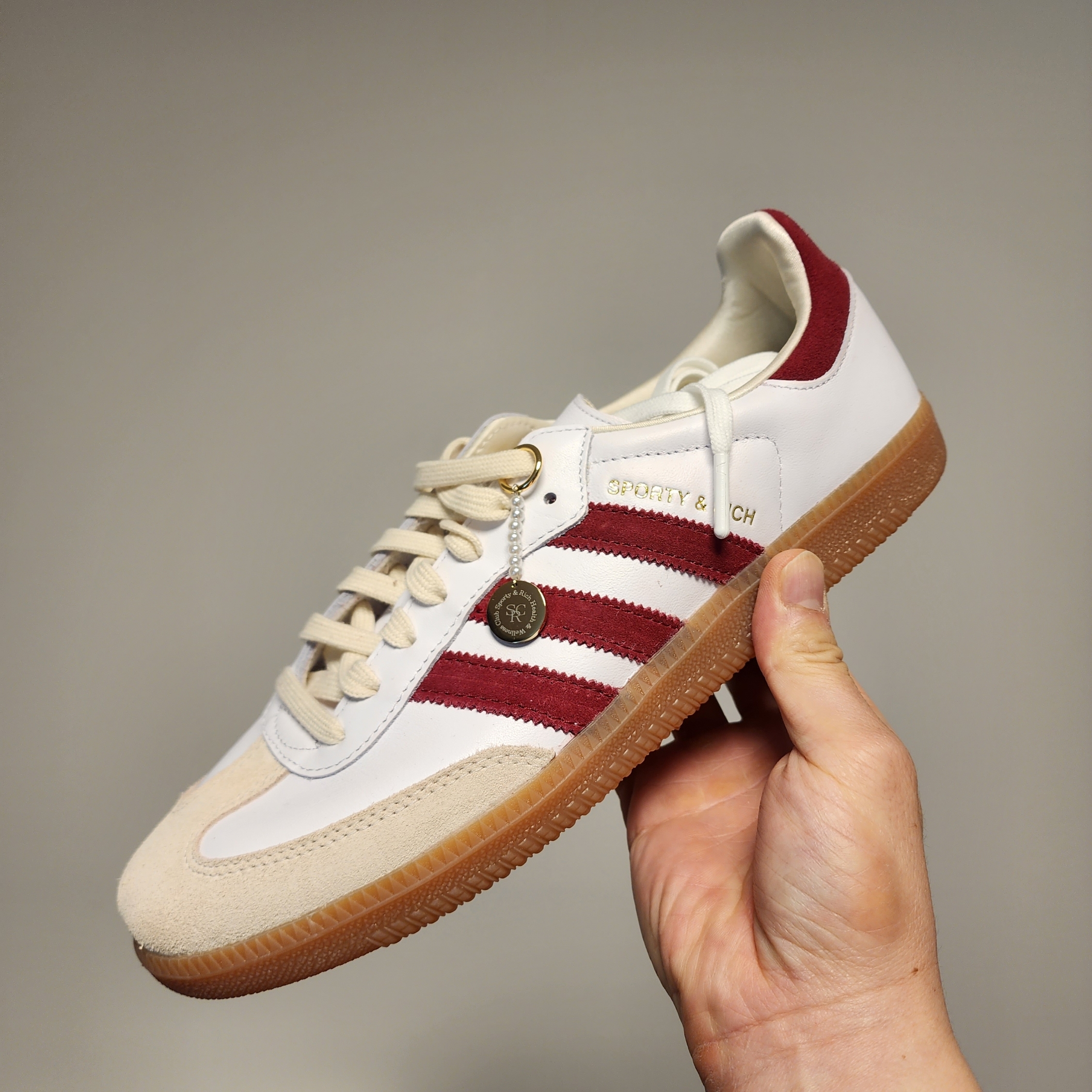 Adidas x Sporty & Rich Samba OG Cloud White Collegiate Burgundy 착용 스타일 - 1