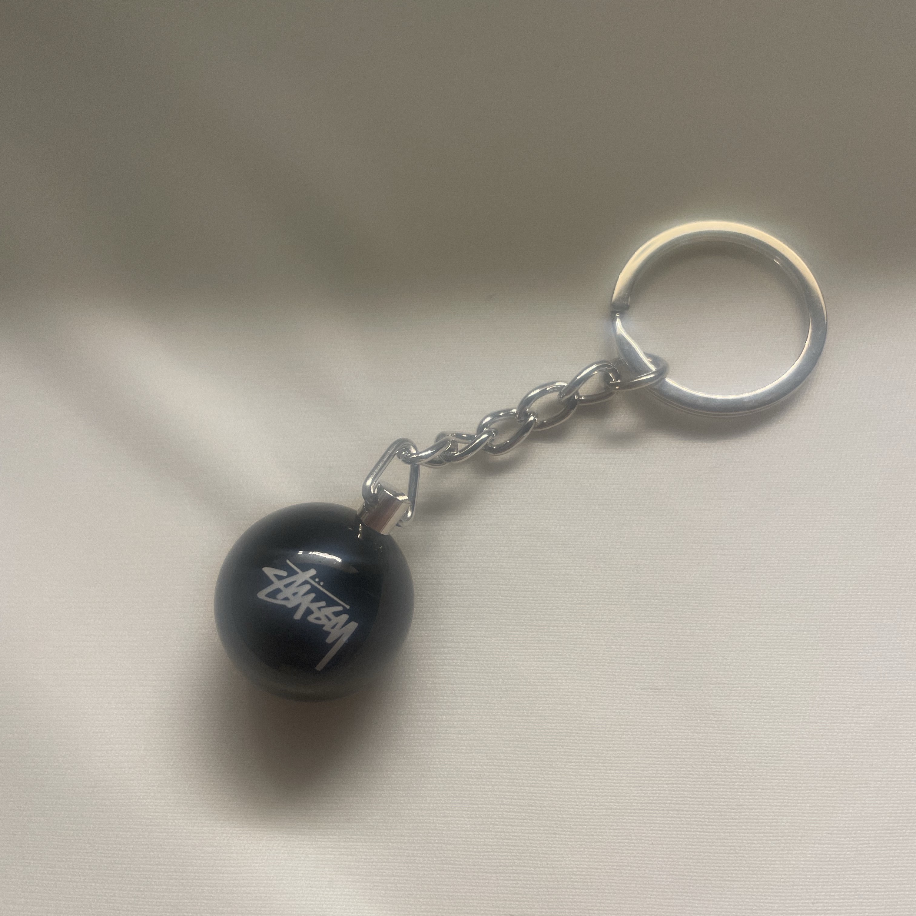 Stussy 8 Ball Keychain Black 착용 스타일 - 1