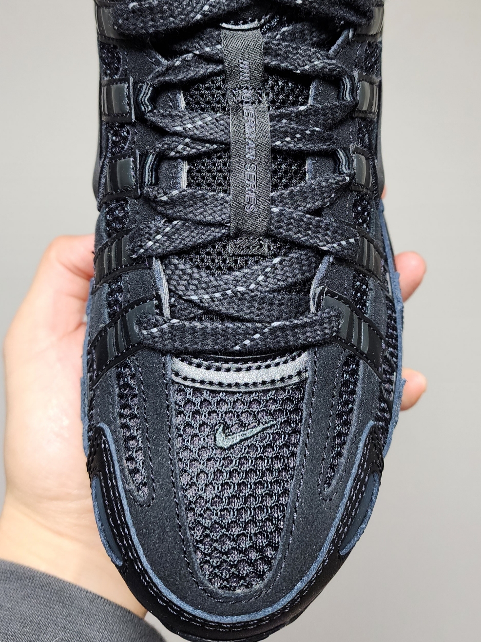 Nike P-6000 PRM Triple Black 착용 스타일
