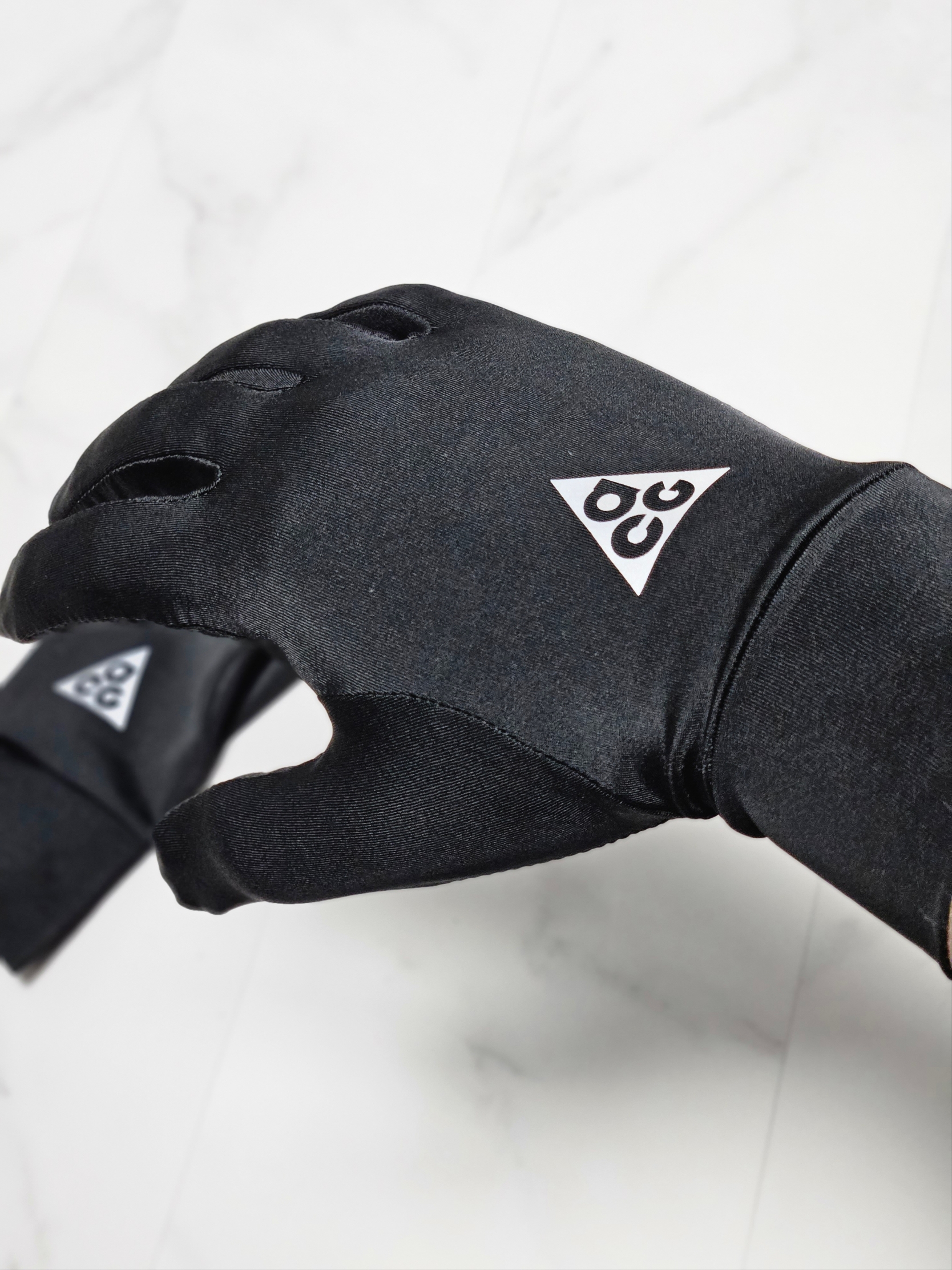 Nike ACG Dri-Fit Lightweight Gloves Black Silver 착용 스타일 - 1