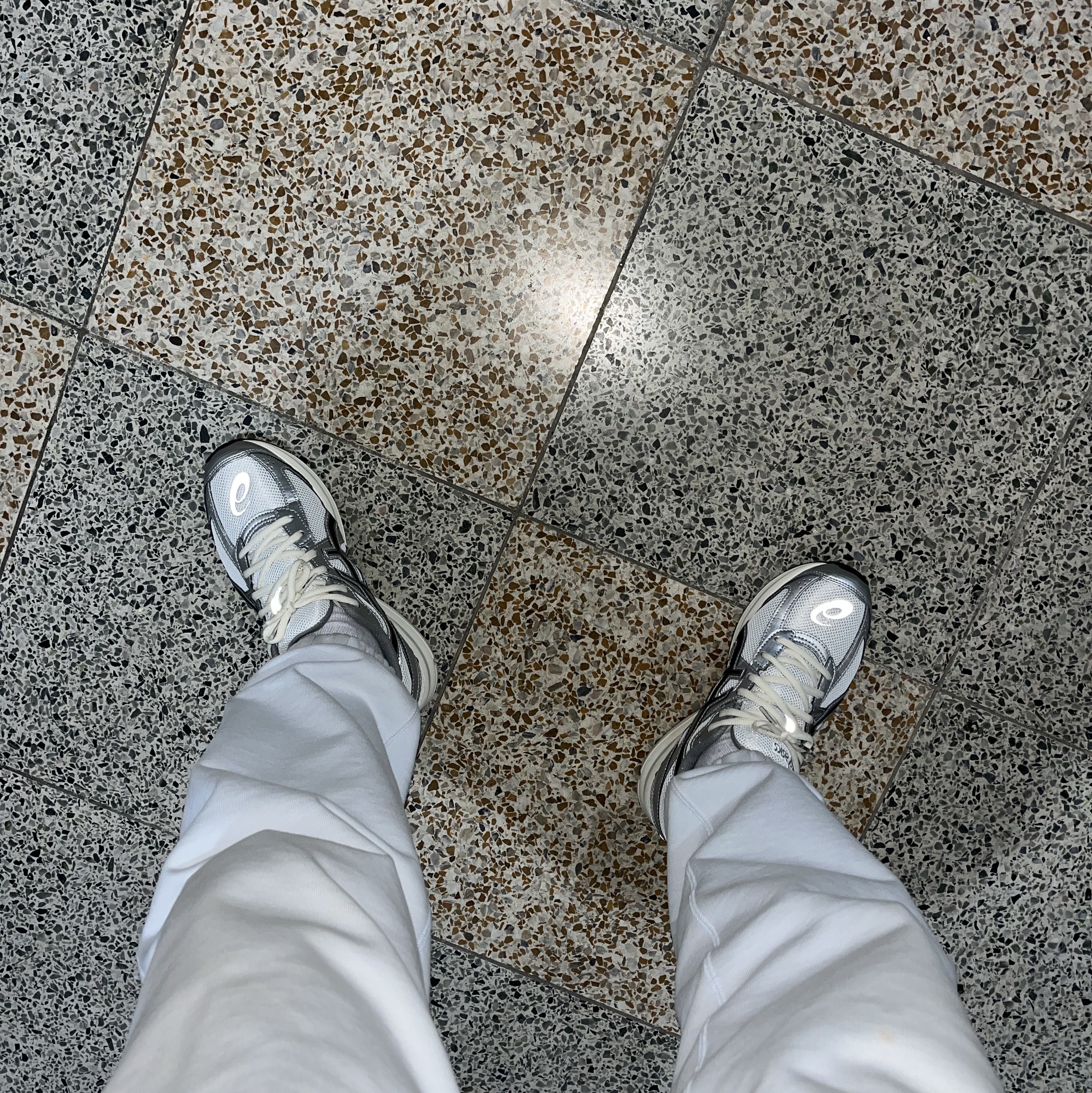 Asics Jog 100 S White Black - 2E Wide 착용 스타일 - 2