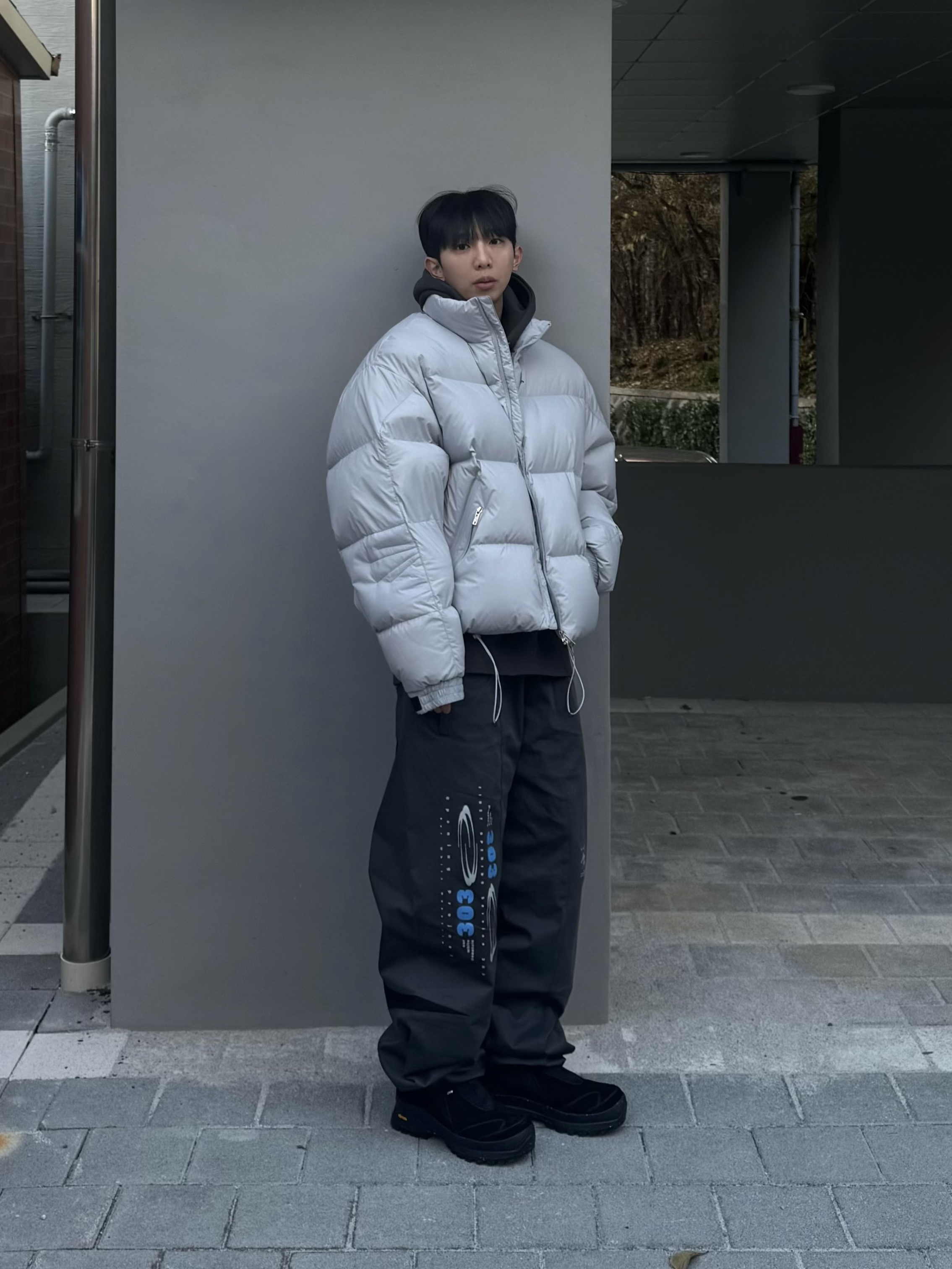 Opening Project Identity Down Jacket Light Grey 착용 스타일 - 1