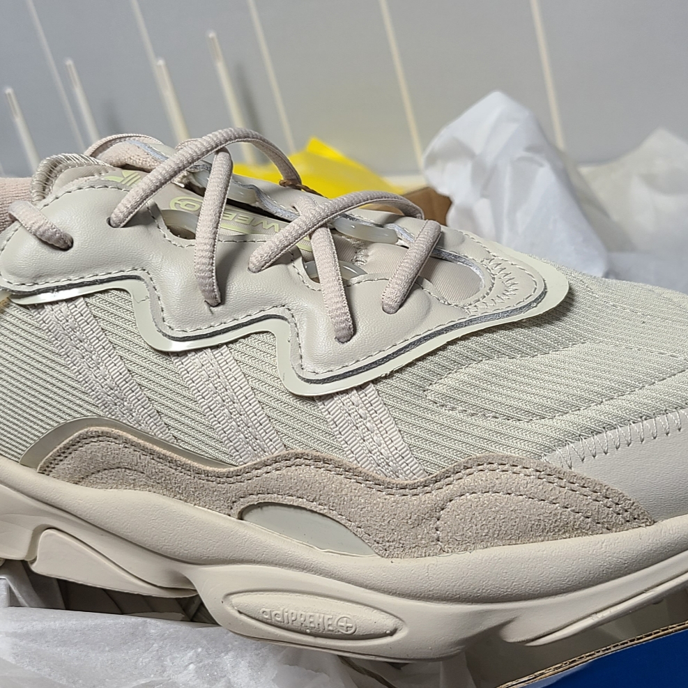 Adidas Ozweego Clear Brown 착용 스타일 - 1