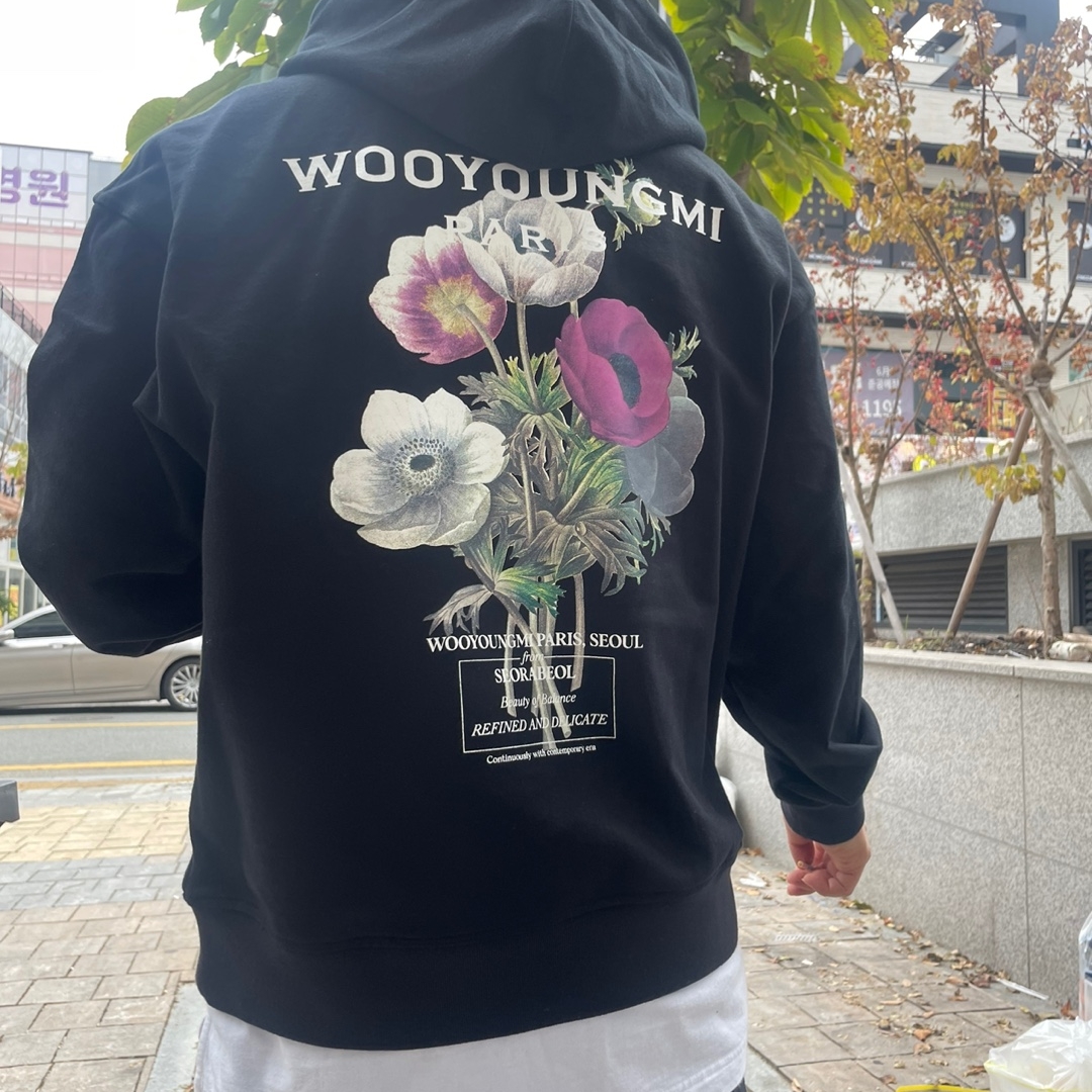 Wooyoungmi Flower Back Logo Hoodie Black - 23FW 착용 스타일 - 2