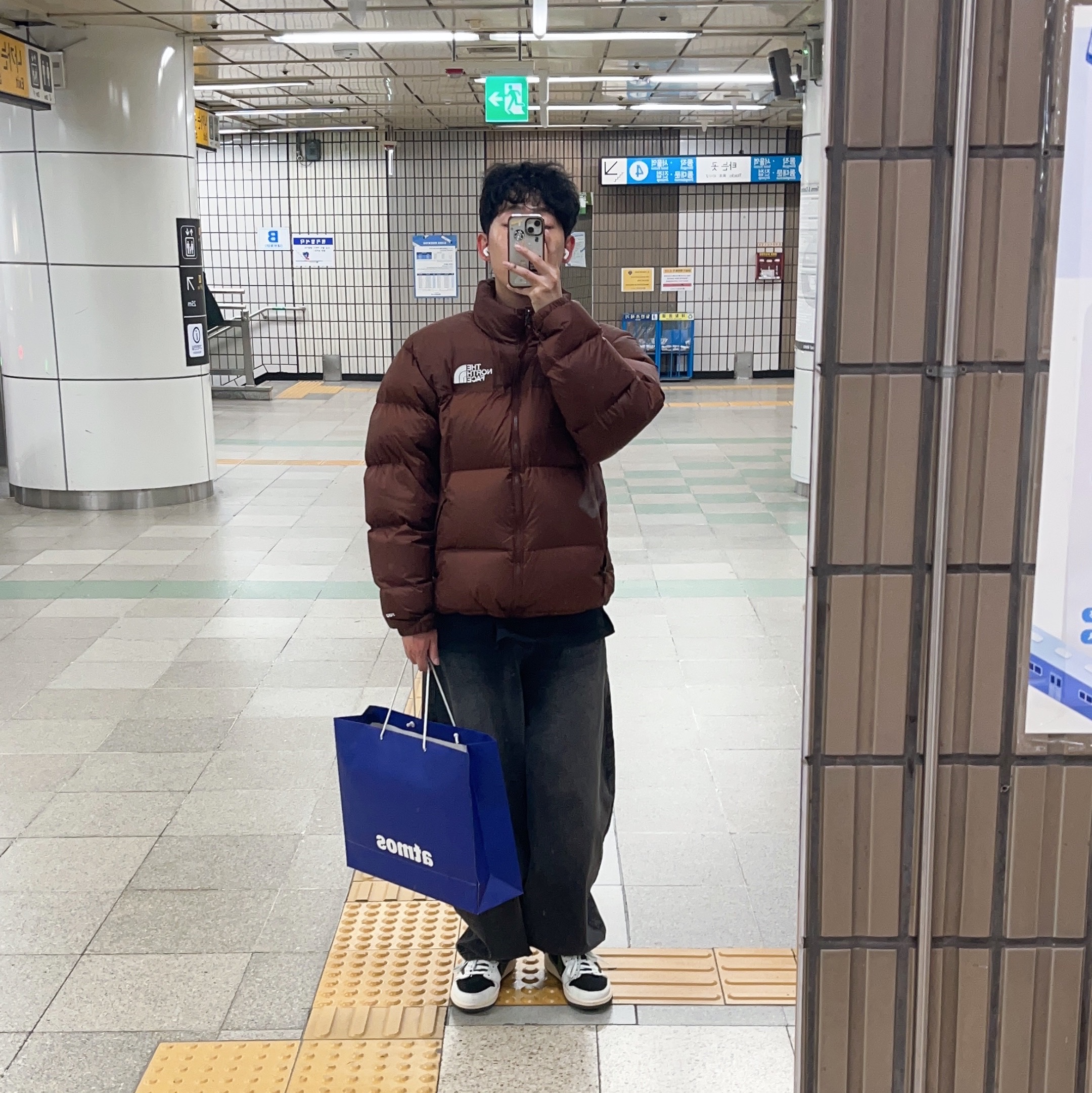 The North Face 1996 Retro Nuptse Jacket Dark Oak, (W) Jordan 1 x Travis Scott Retro Low OG SP Medium Olive 착용 스타일