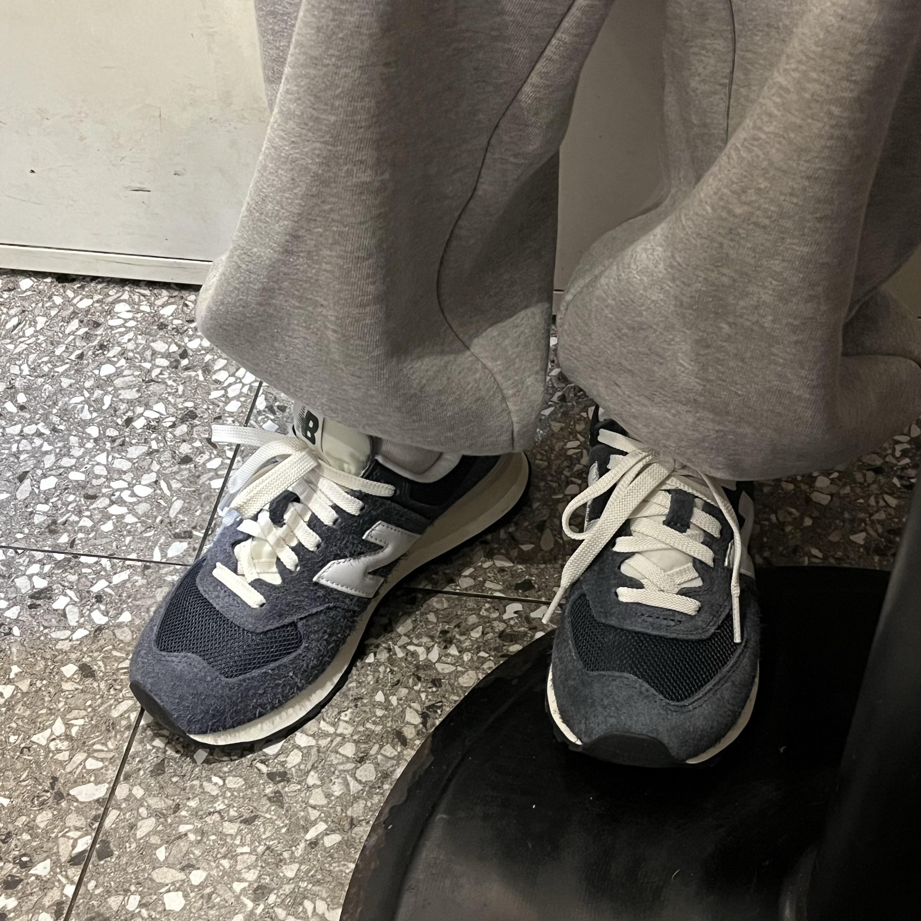 New Balance 574 Heritage Navy 착용 스타일