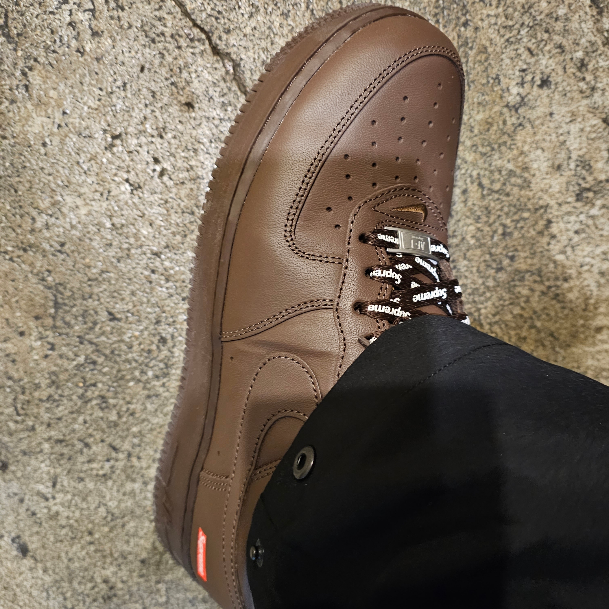 Nike x Supreme Air Force 1 Low Baroque Brown 착용 스타일