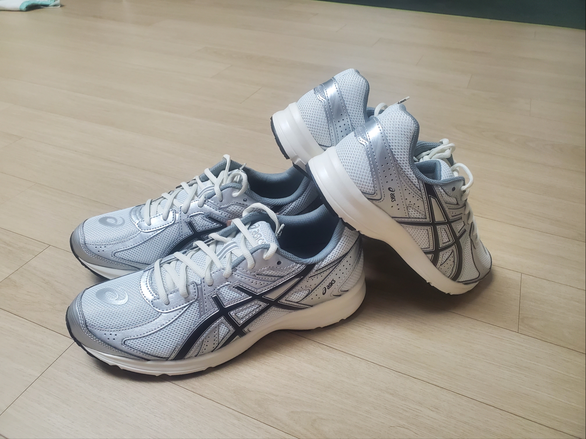 Asics Jog 100 S White Black - 2E Wide 착용 스타일 - 2