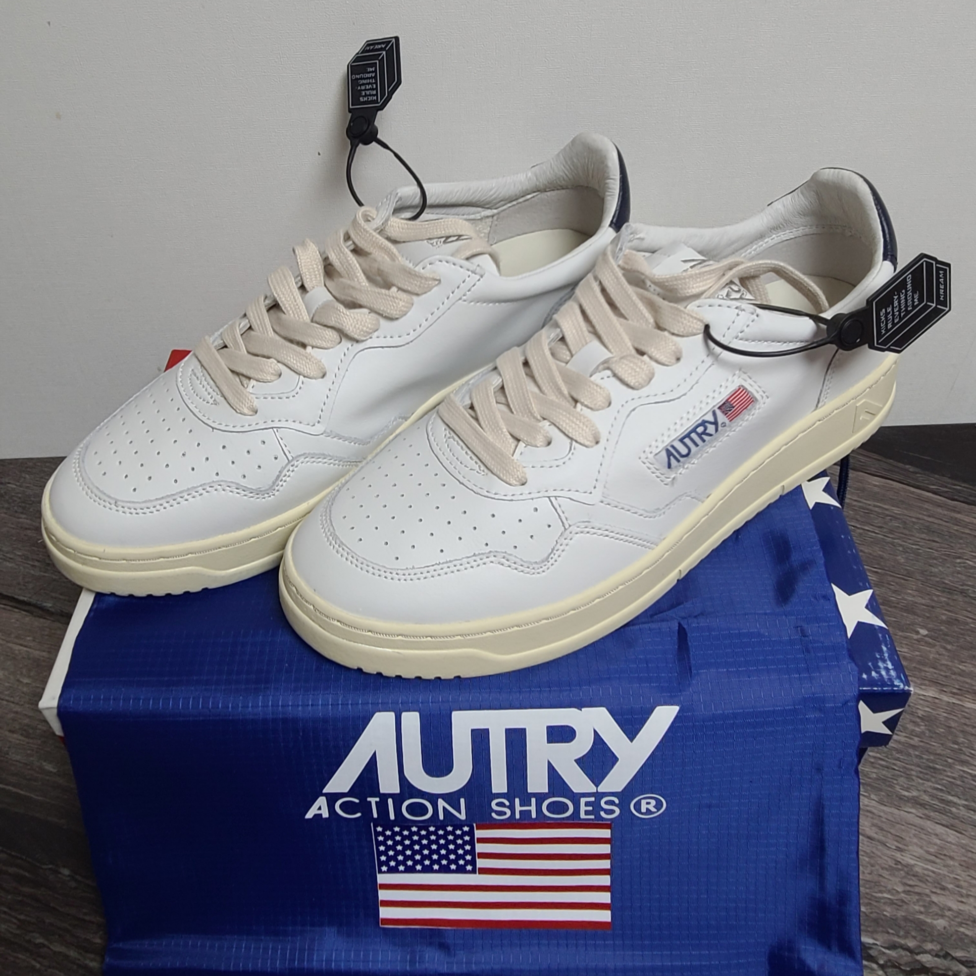 Autry Medalist Low Leather Sneakers White Blue 착용 스타일 - 1