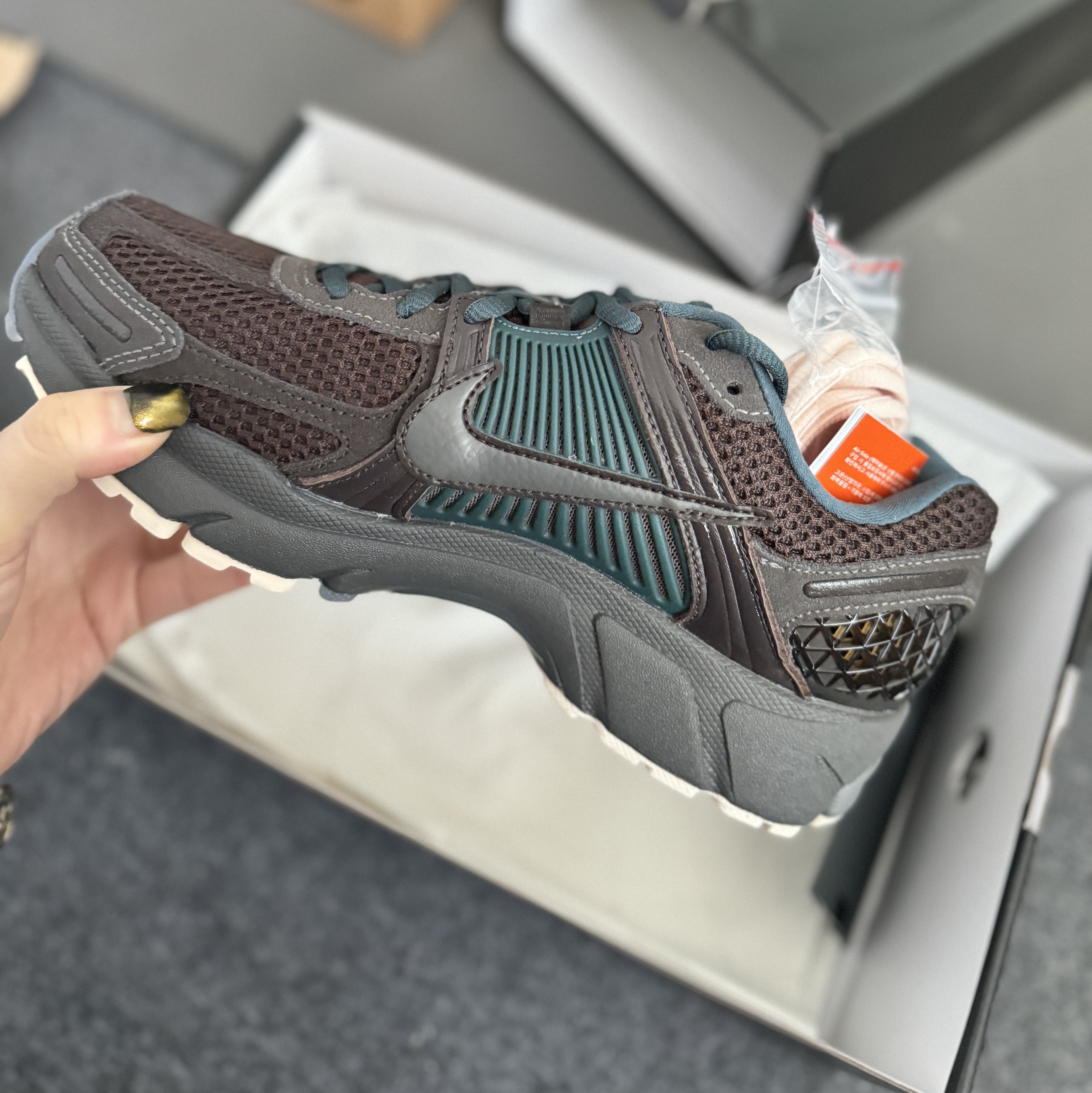 Nike Zoom Vomero 5 Velvet Brown and Medium Ash 착용 스타일 - 3