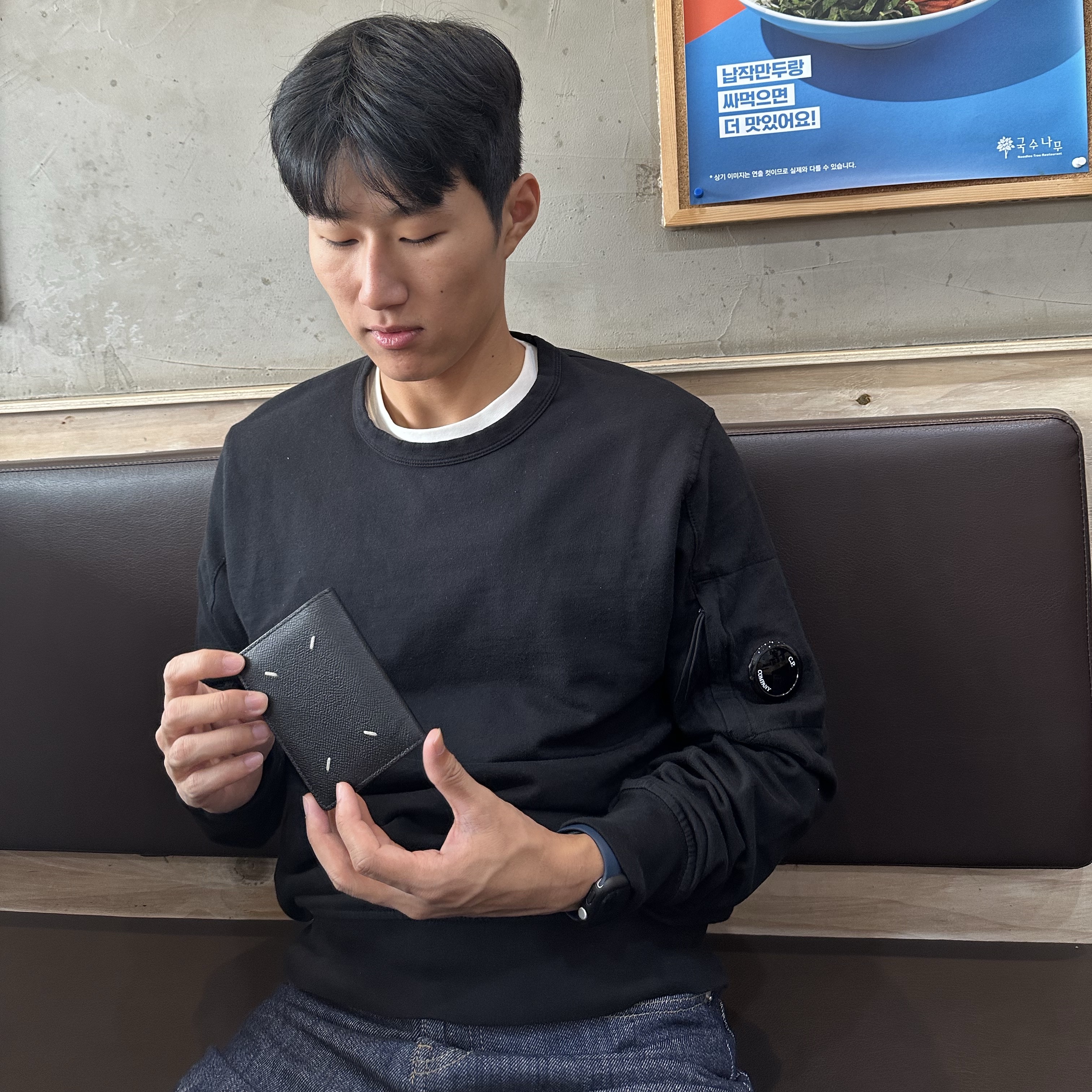 C.P. Company Light Fleece Sweatshirt Black - 23SS, Maison Margiela Leather Bi-Fold Card Holder Black 착용 스타일