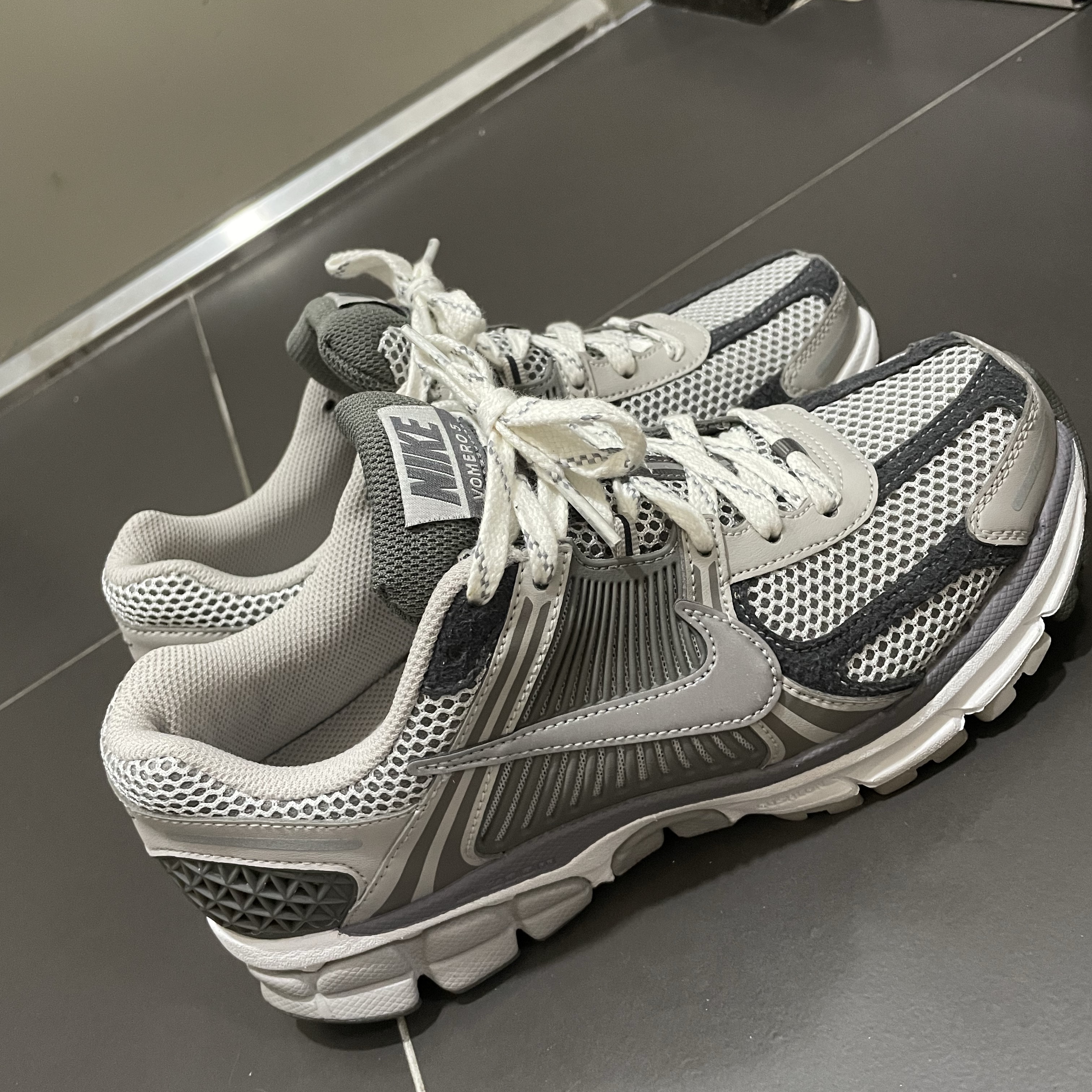 Nike Zoom Vomero 5 PRM Light Iron Ore and Flat Fewter 착용 스타일 - 4