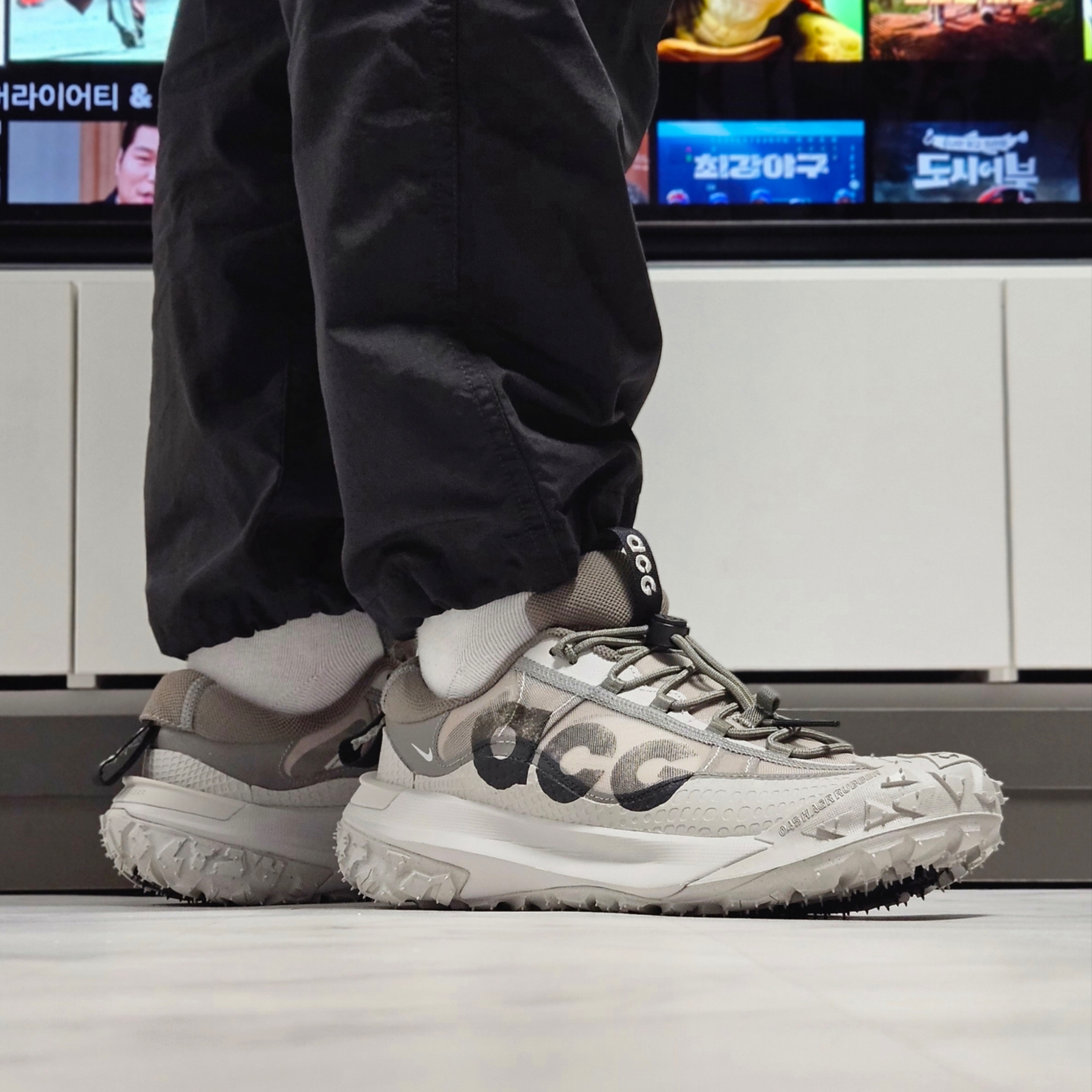 Nike ACG Mountain Fly 2 Low Light Iron Ore Black 착용 스타일 - 3