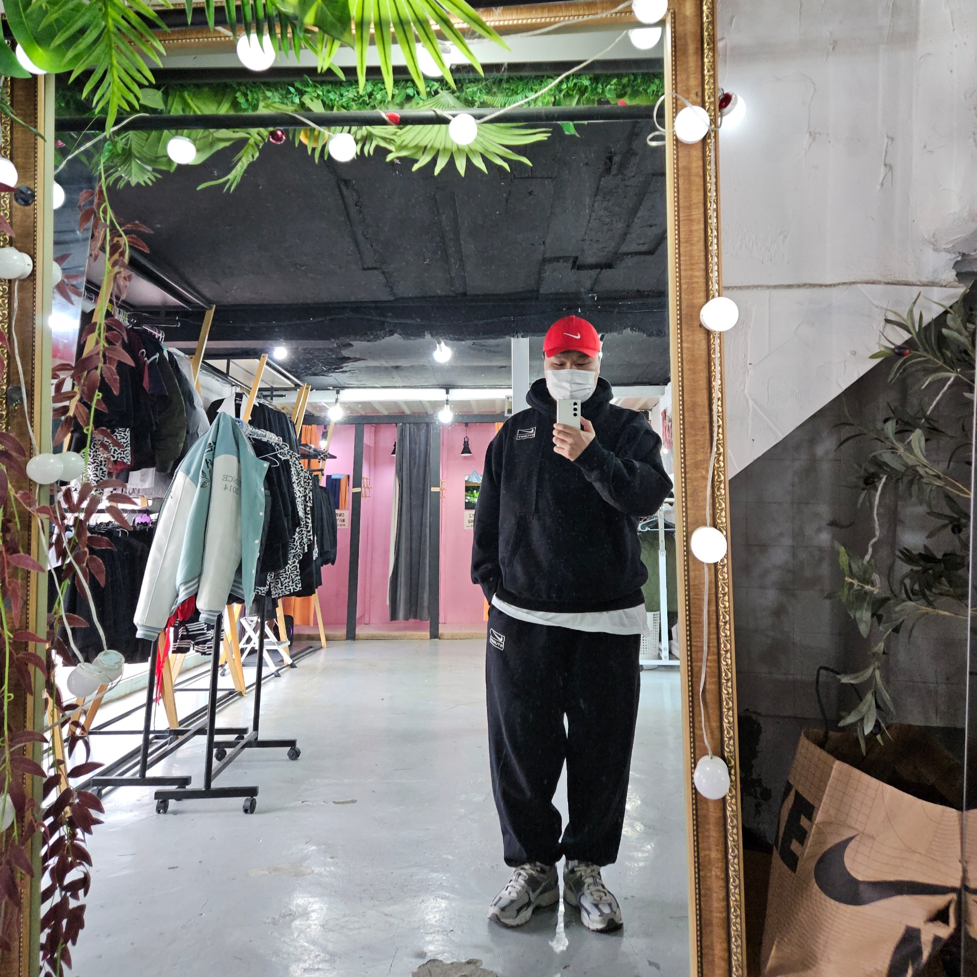 Nike x Stussy NRG RA Washed Pullover Hoodie Black (DN4028-010), Nike Zoom Vomero 5 PRM Light Iron Ore and Flat Fewter 착용 스타일