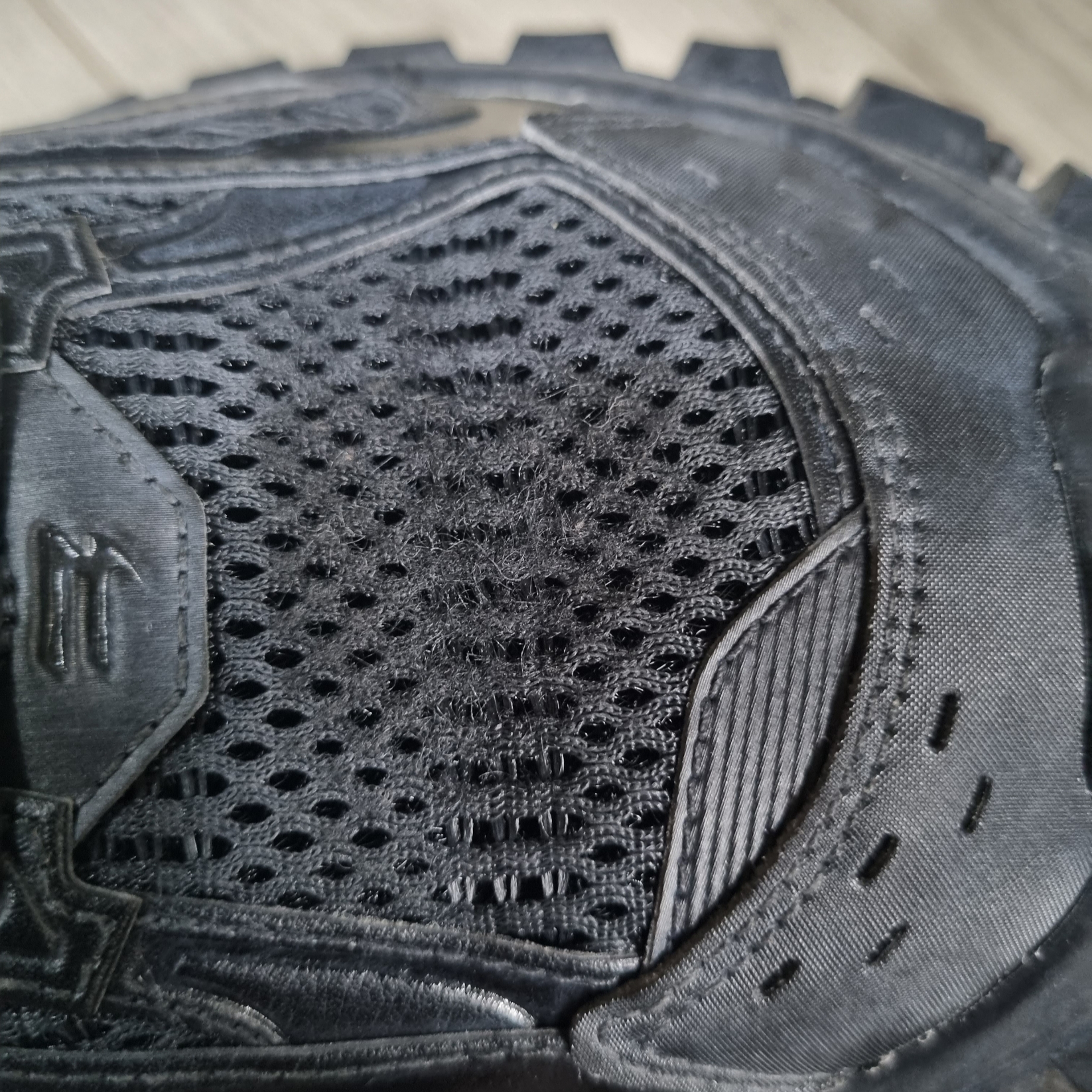 Balenciaga Defender Sneakers Black 착용 스타일 - 2