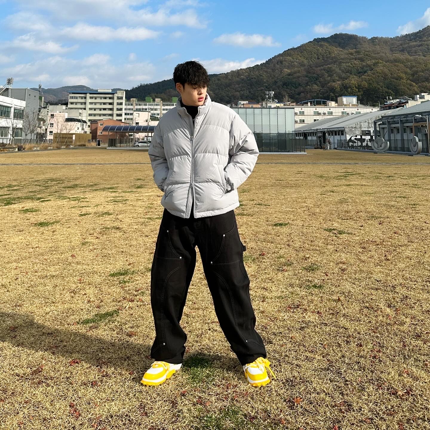 Nike x Off-White Air Force 1 Mid SP Leather Varsity Maize 착용 스타일 - 2