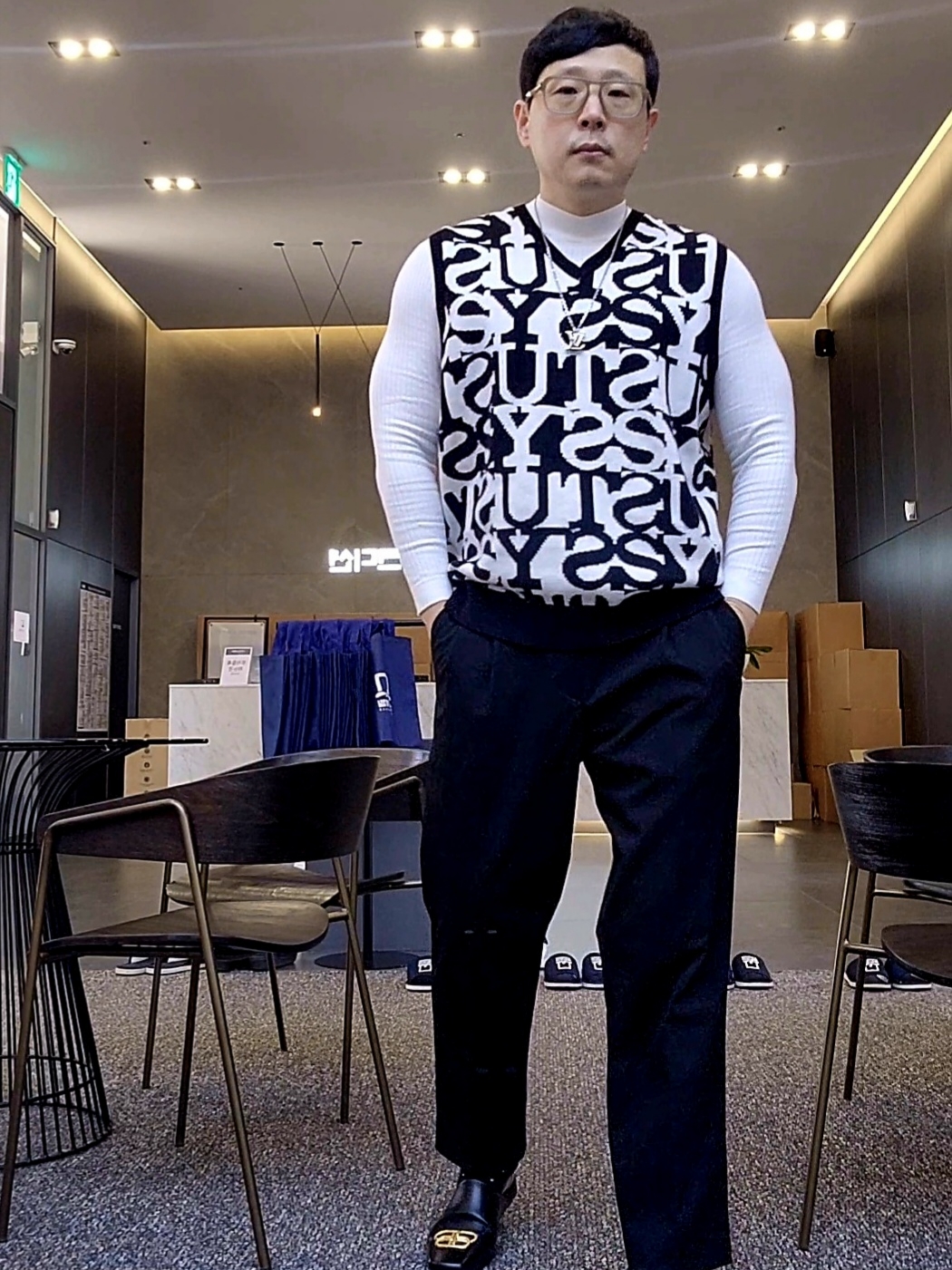 Stussy Stacked Sweater Vest Ivory, Balenciaga Cosy BB Icon Mule Black 착용 스타일