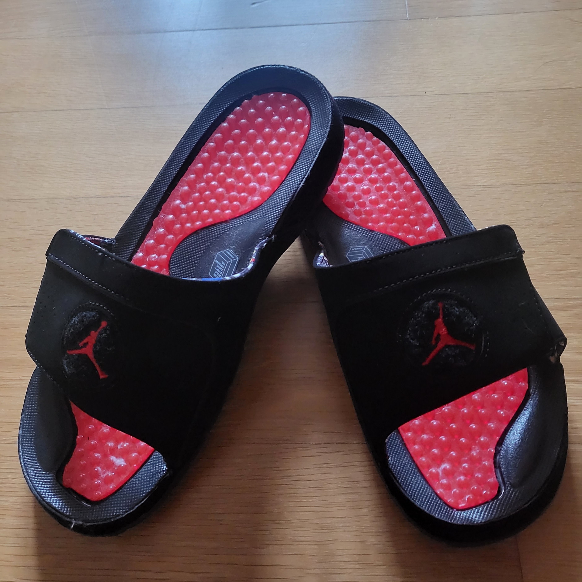 Jordan Hydro 8 Retro Slide Black University Red 착용 스타일