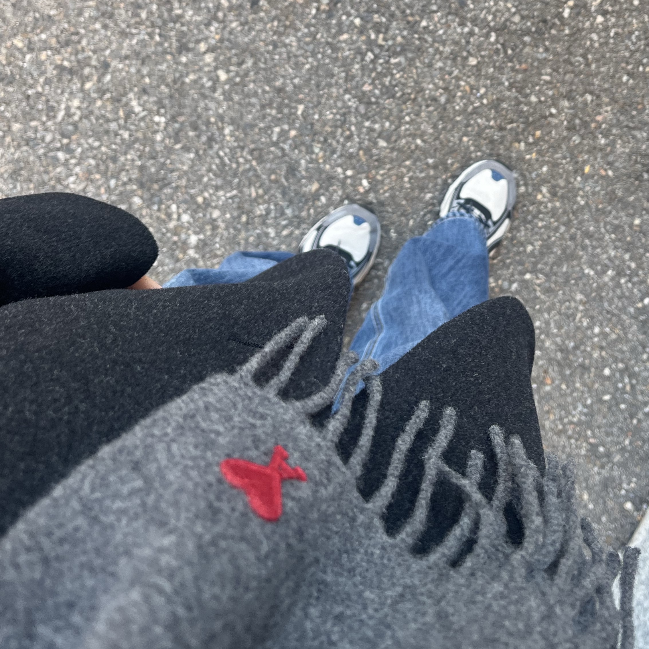 AMI de Coeur Muffler Dark Grey 착용 스타일