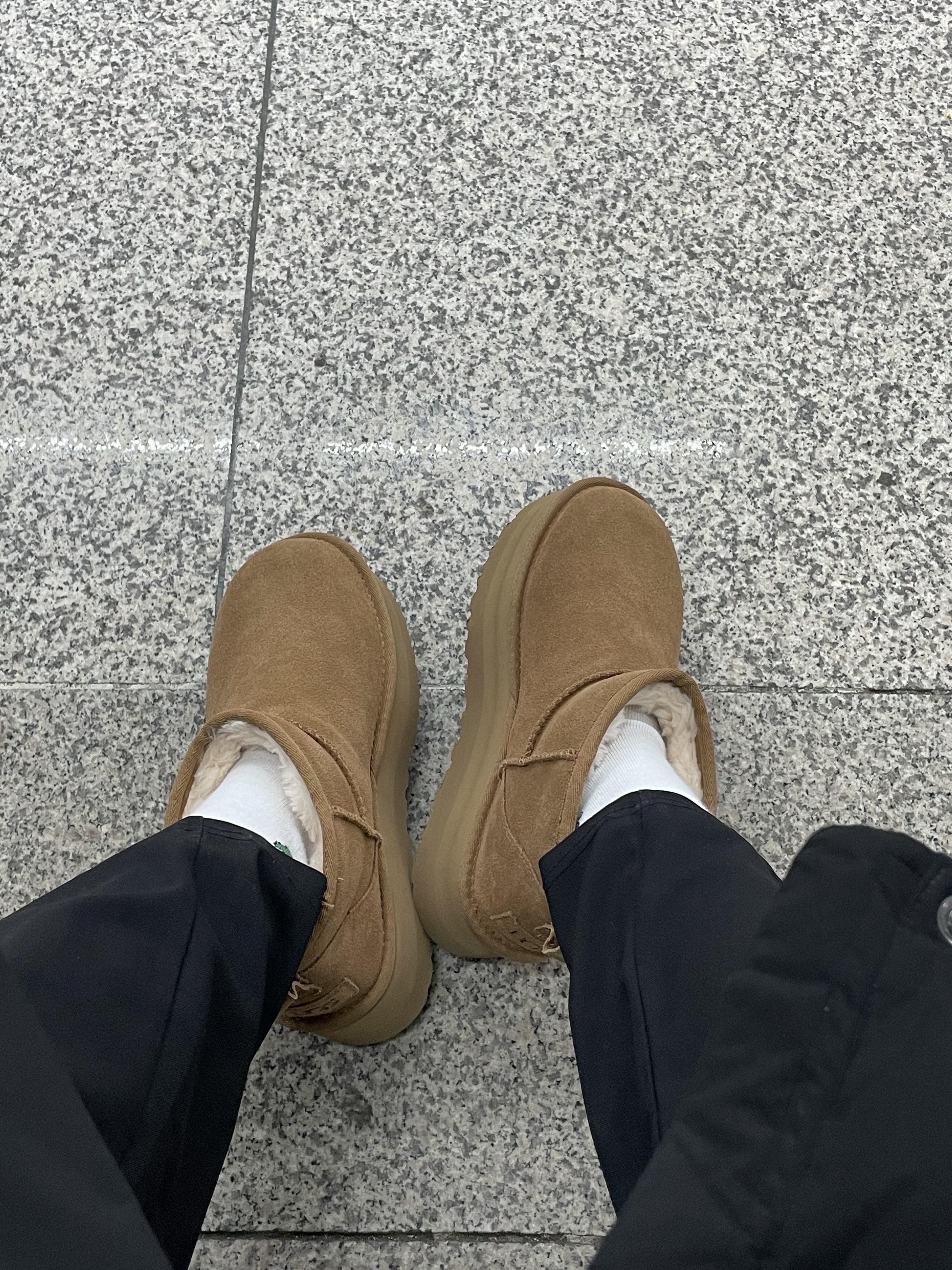 (W) UGG Classic Ultra Mini Platform Boots Chestnut 착용 스타일 - 1