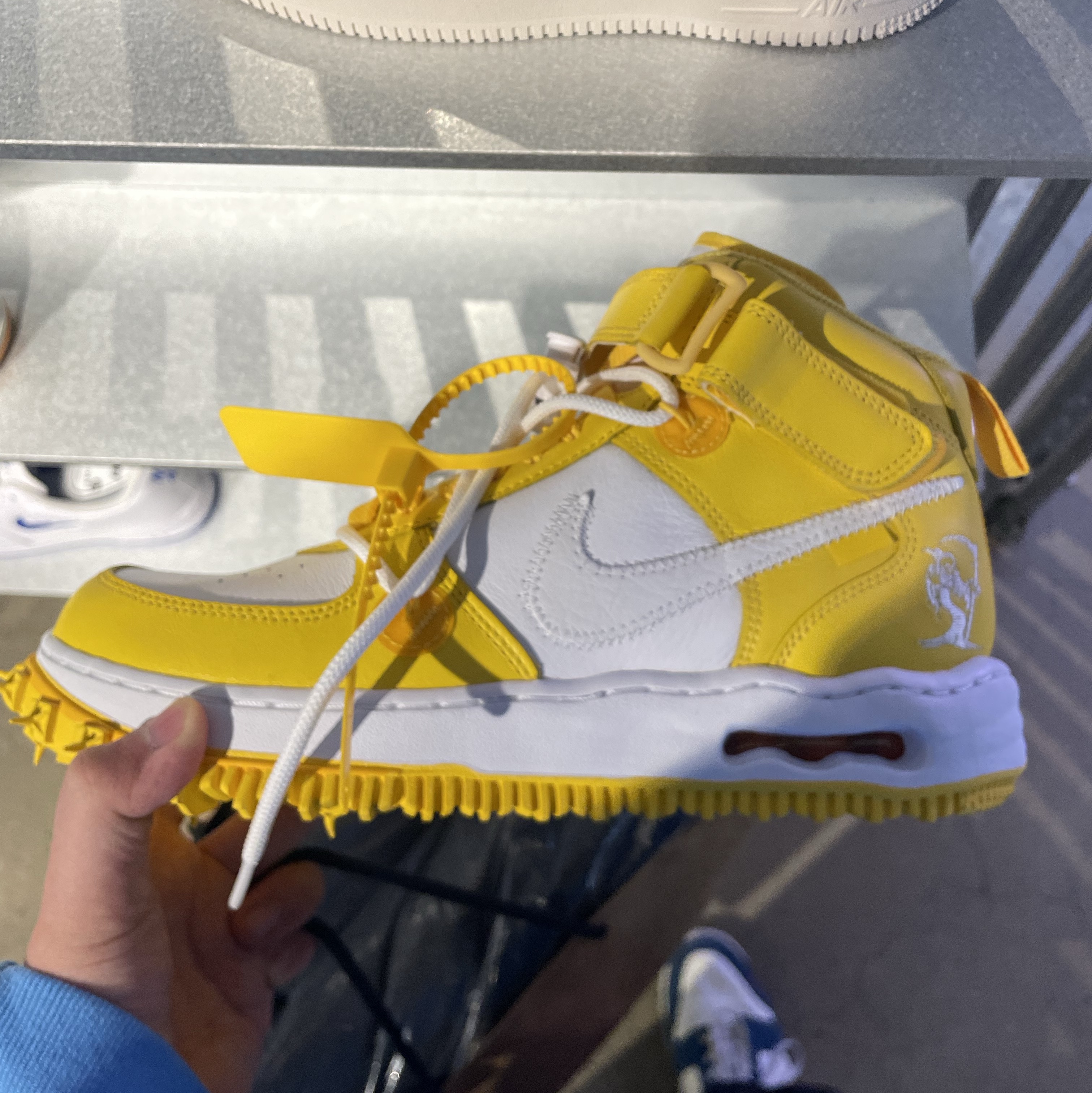 Nike x Off-White Air Force 1 Mid SP Leather Varsity Maize 착용 스타일