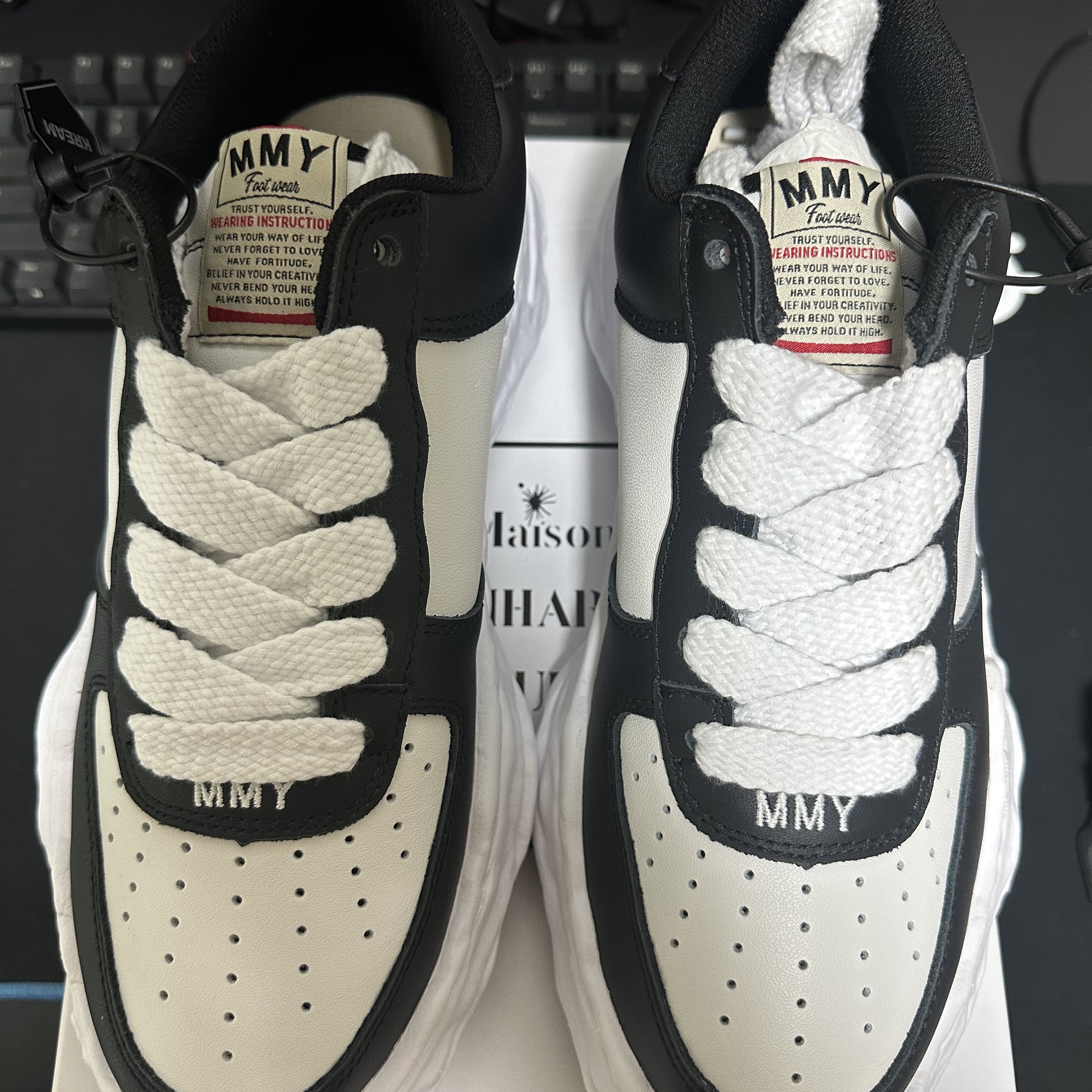 Maison Mihara Yasuhiro Wayne OG Sole Leather Low-top Sneakers Black White 착용 스타일